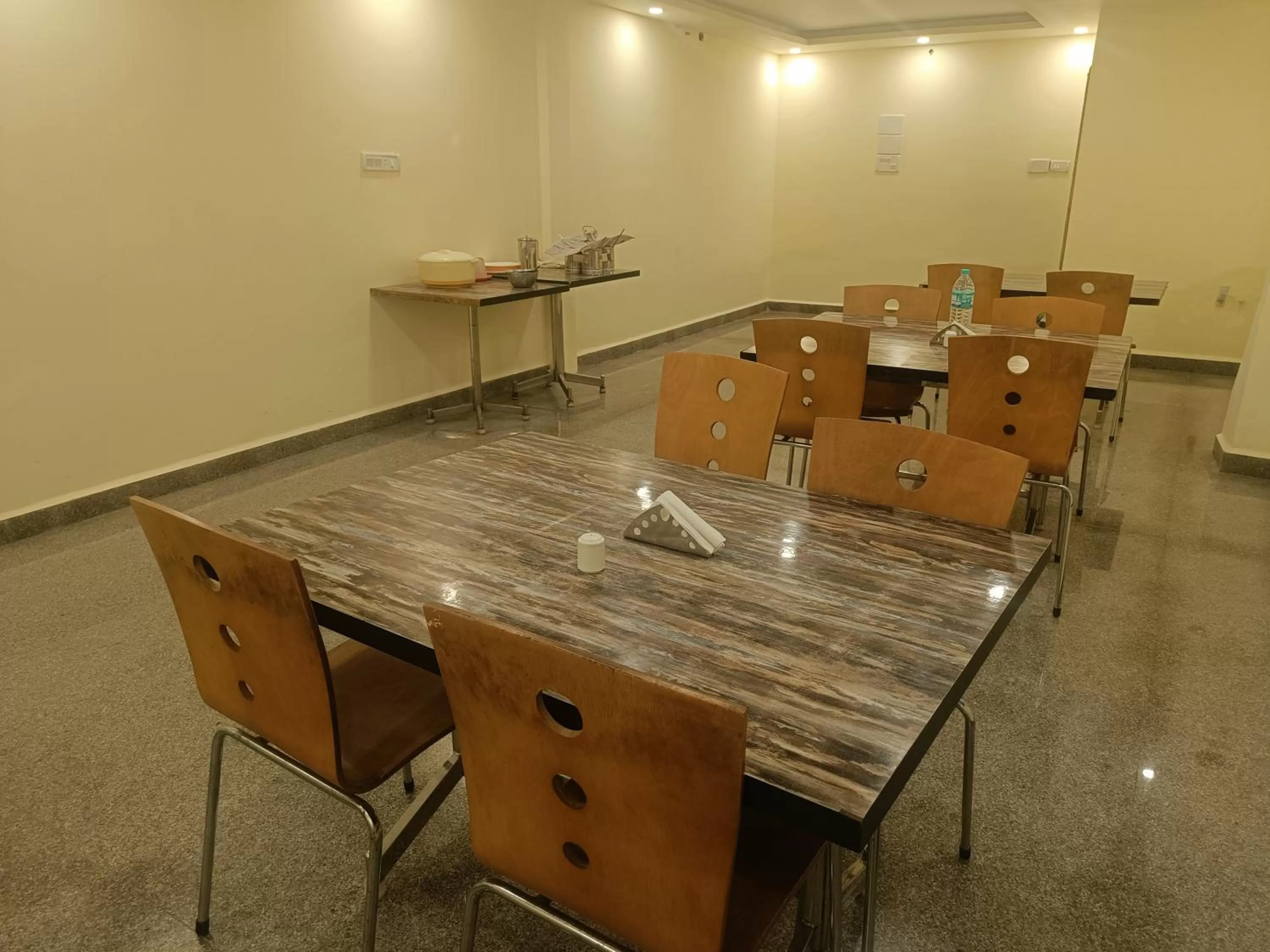 Restaurant/places to eat in The Dolphin Park Hotel, Virugambakkam