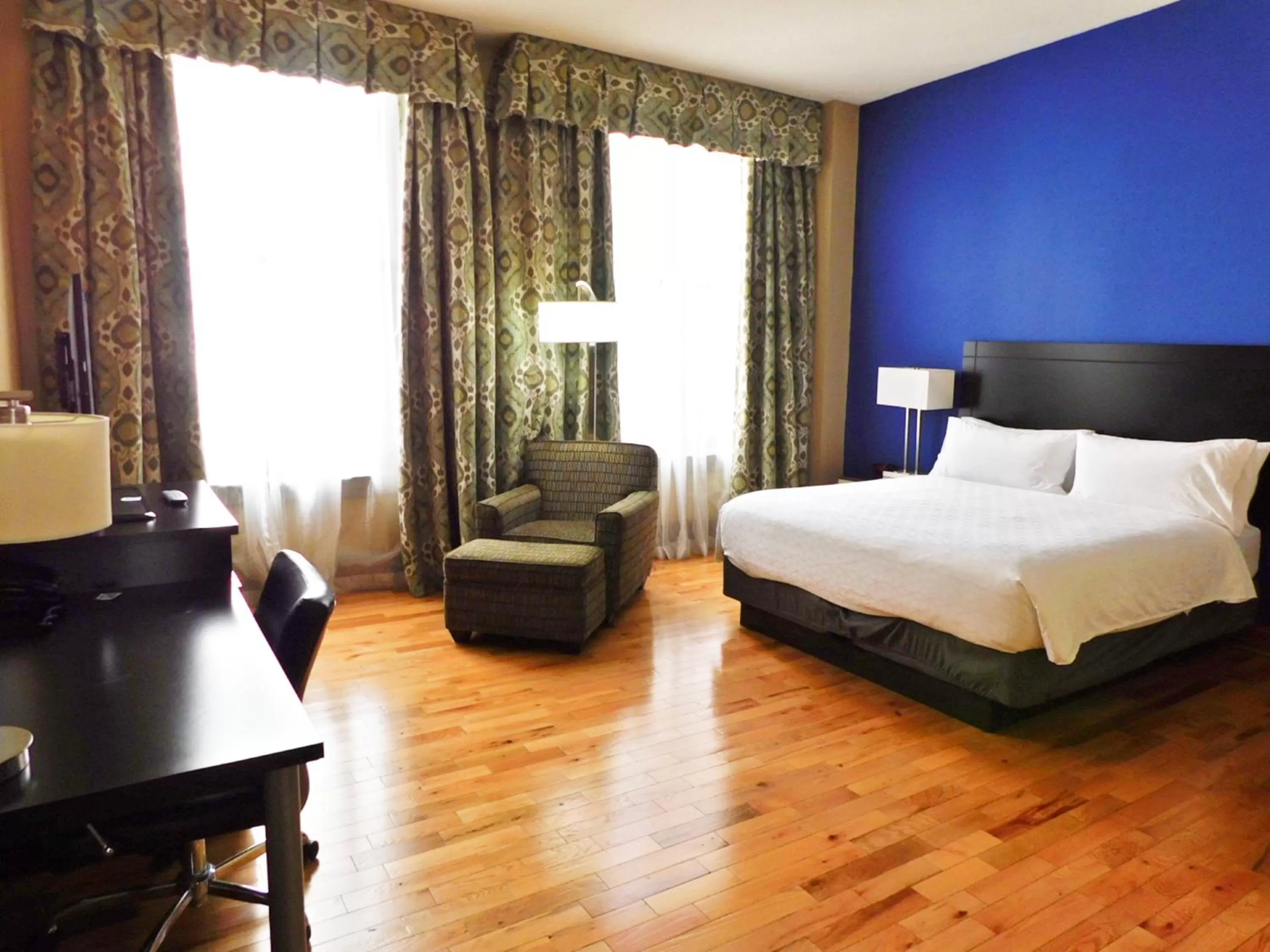 Photo of the whole room, Bed in Holiday Inn Express Cleveland Downtown by IHG