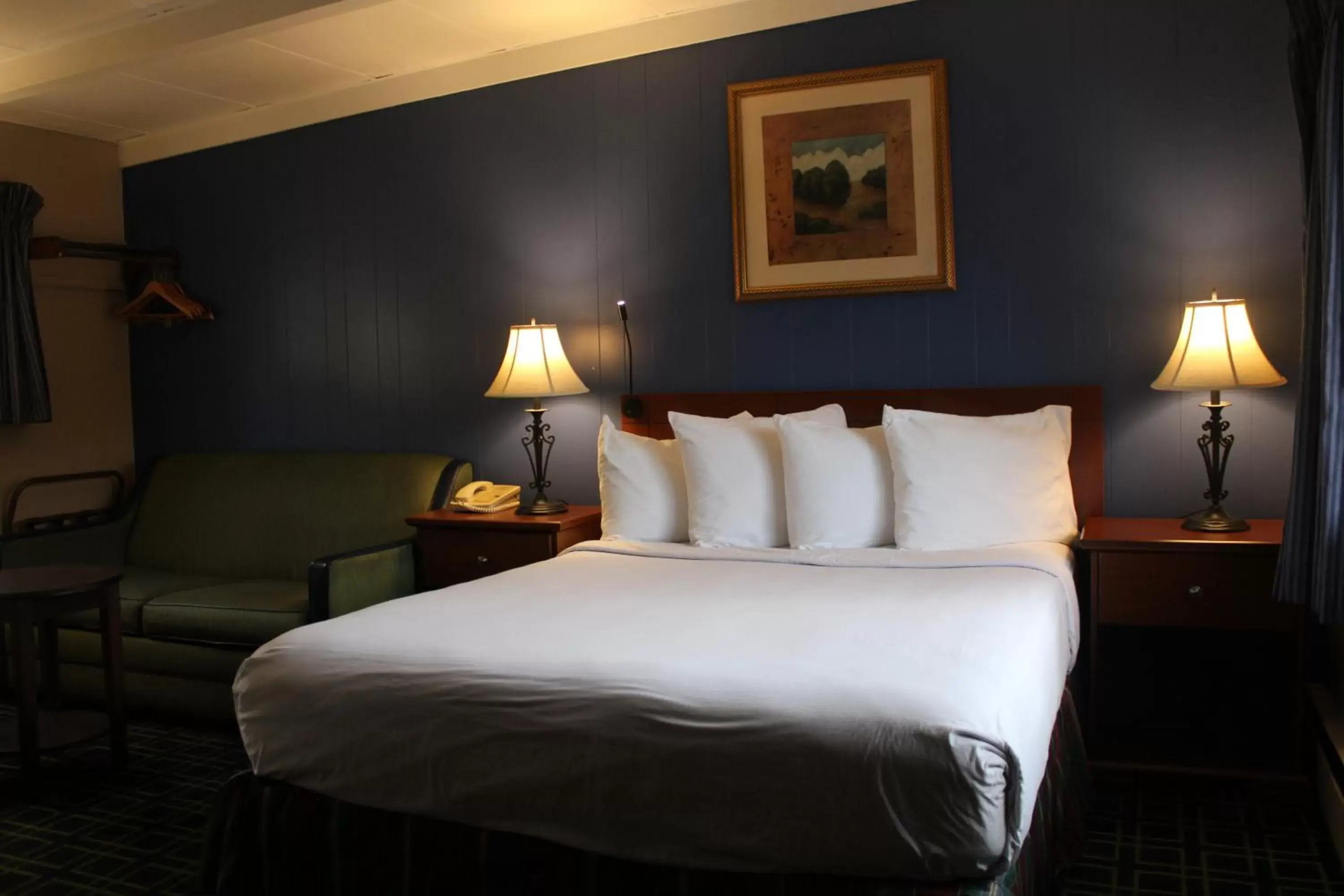 Bedroom, Bed in Claremont Motor Lodge