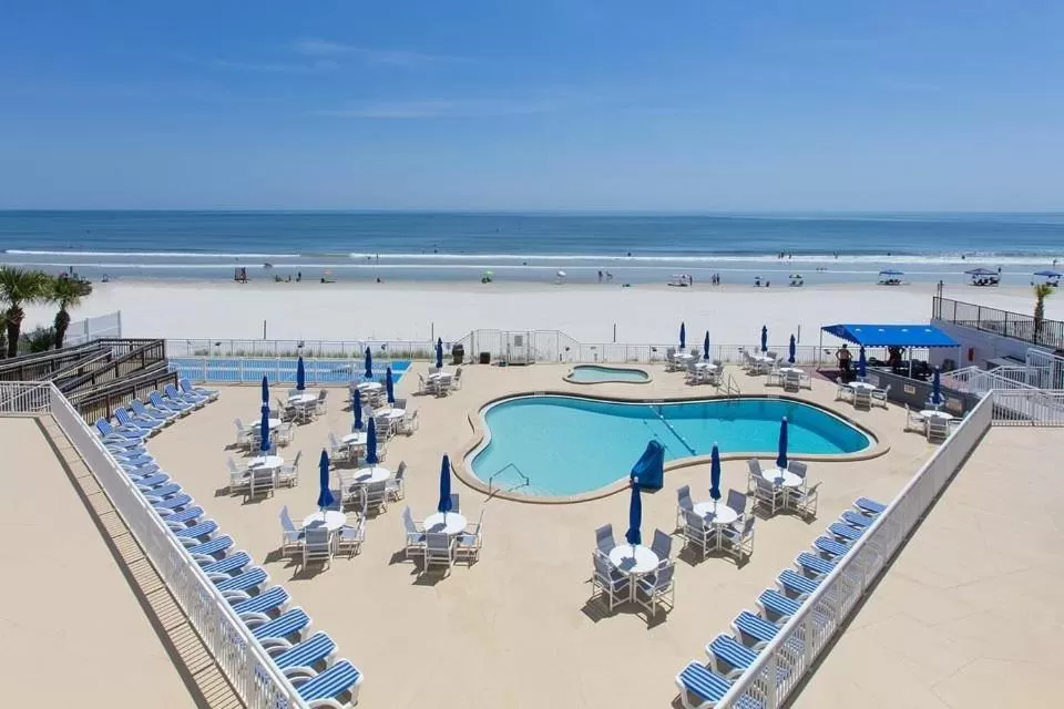 Swimming pool in Sea Club IV Resort