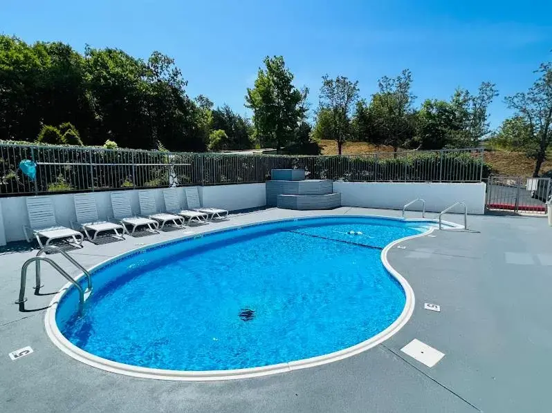 Swimming Pool in Celebrity Inn