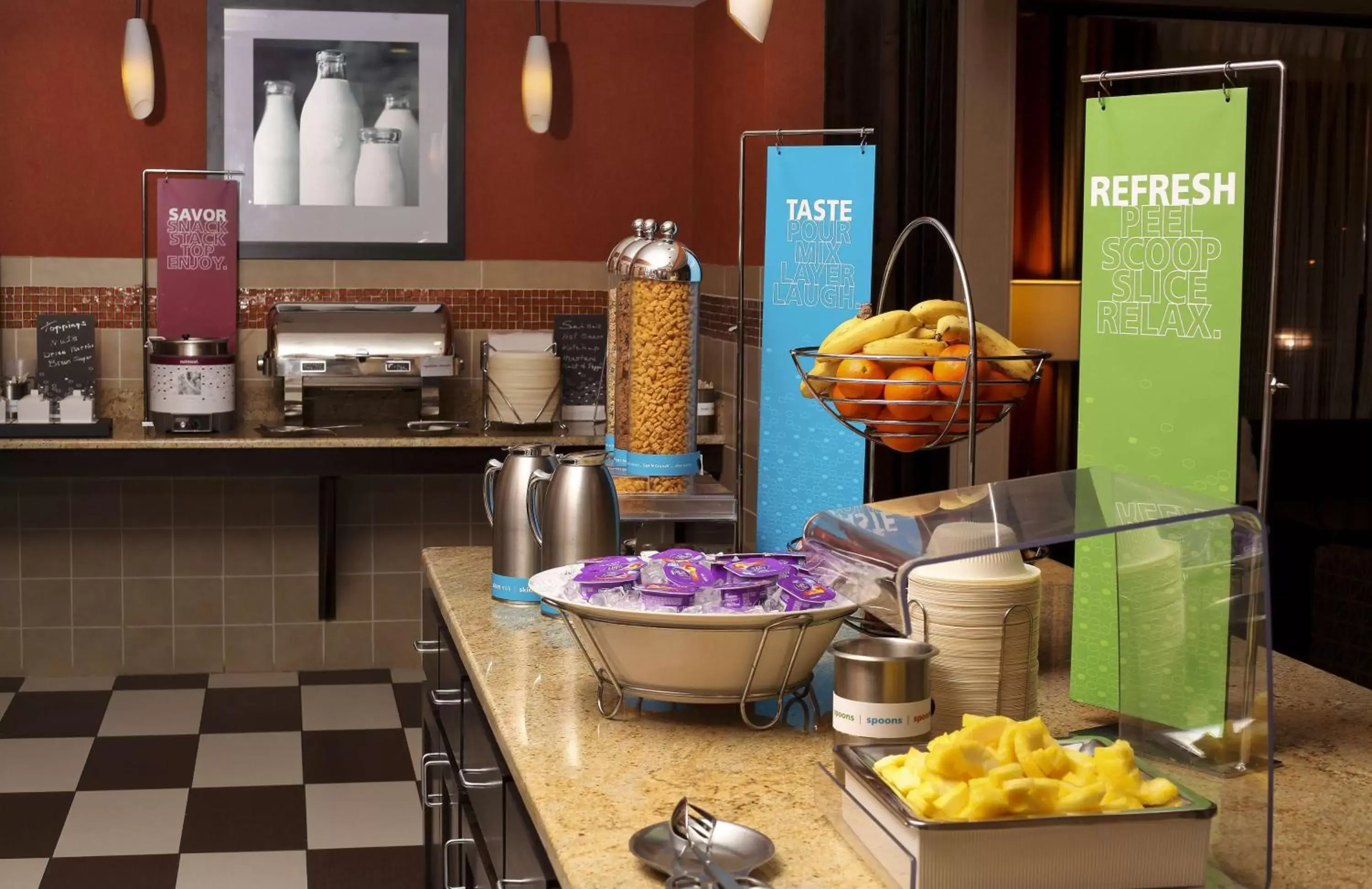 Dining area, Food in Hampton Inn & Suites Fargo Medical Center