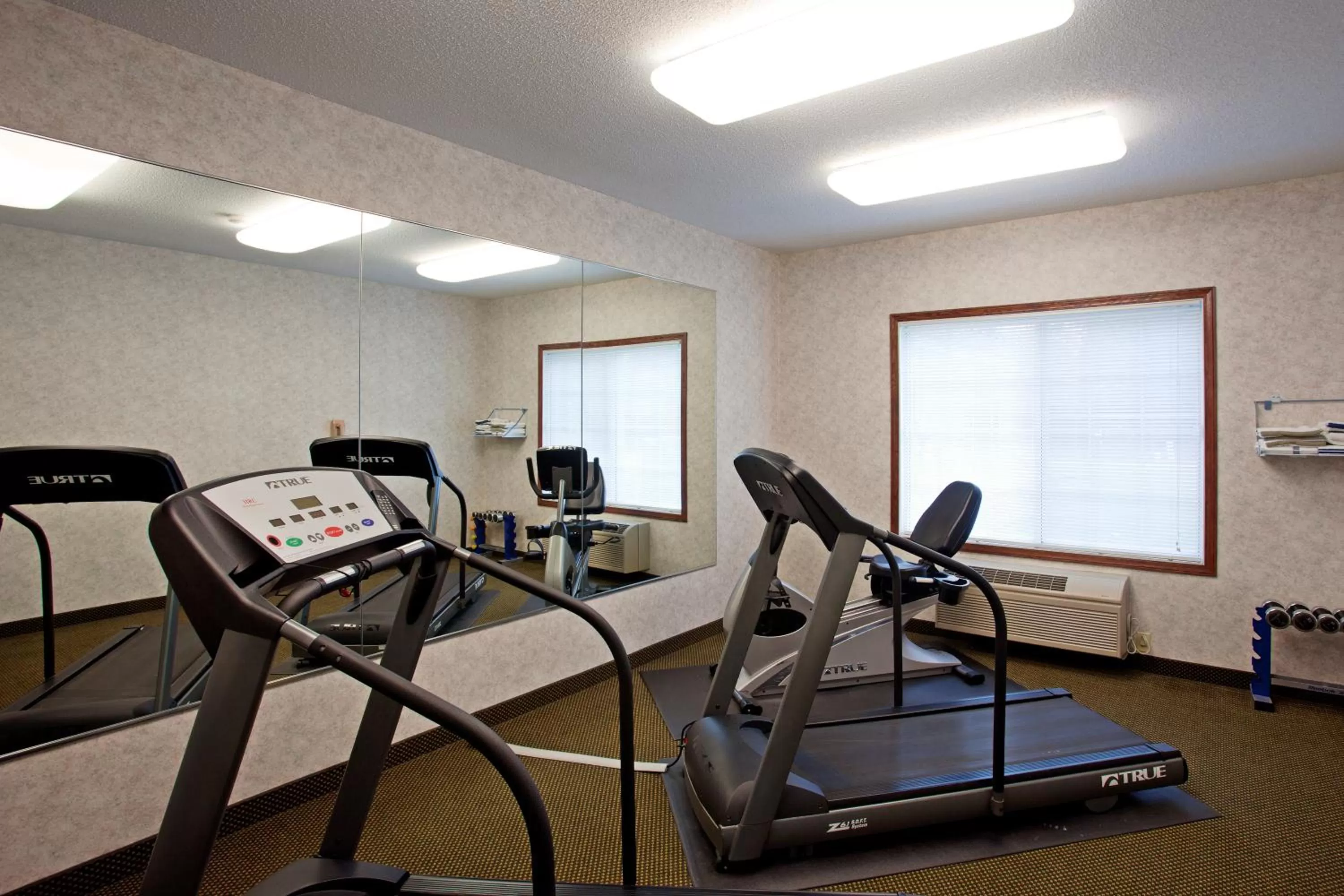 Fitness centre/facilities in Country Inn & Suites by Radisson, Elk River, MN