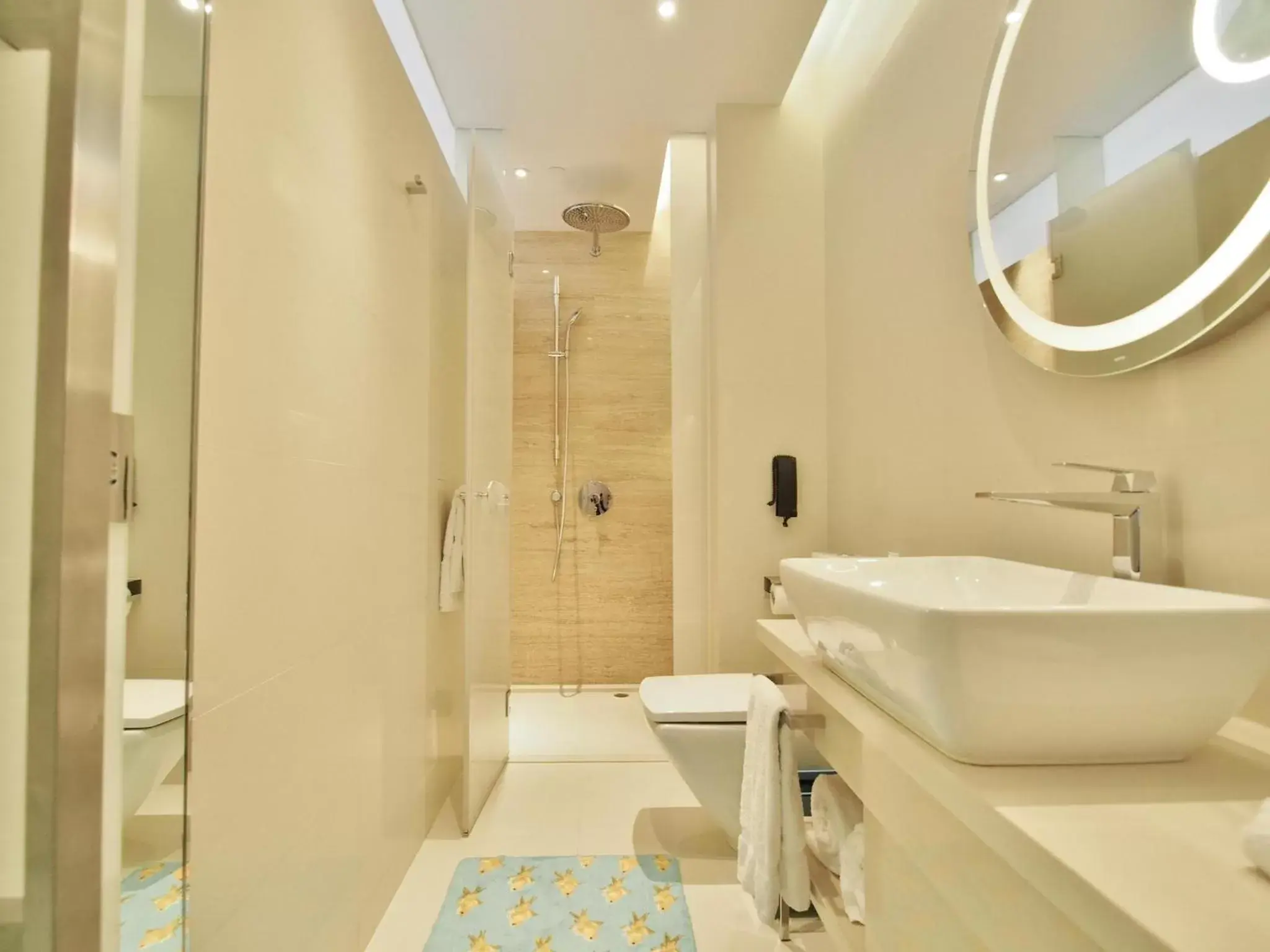 Bathroom in Hotel Indigo Hong Kong Island, an IHG Hotel