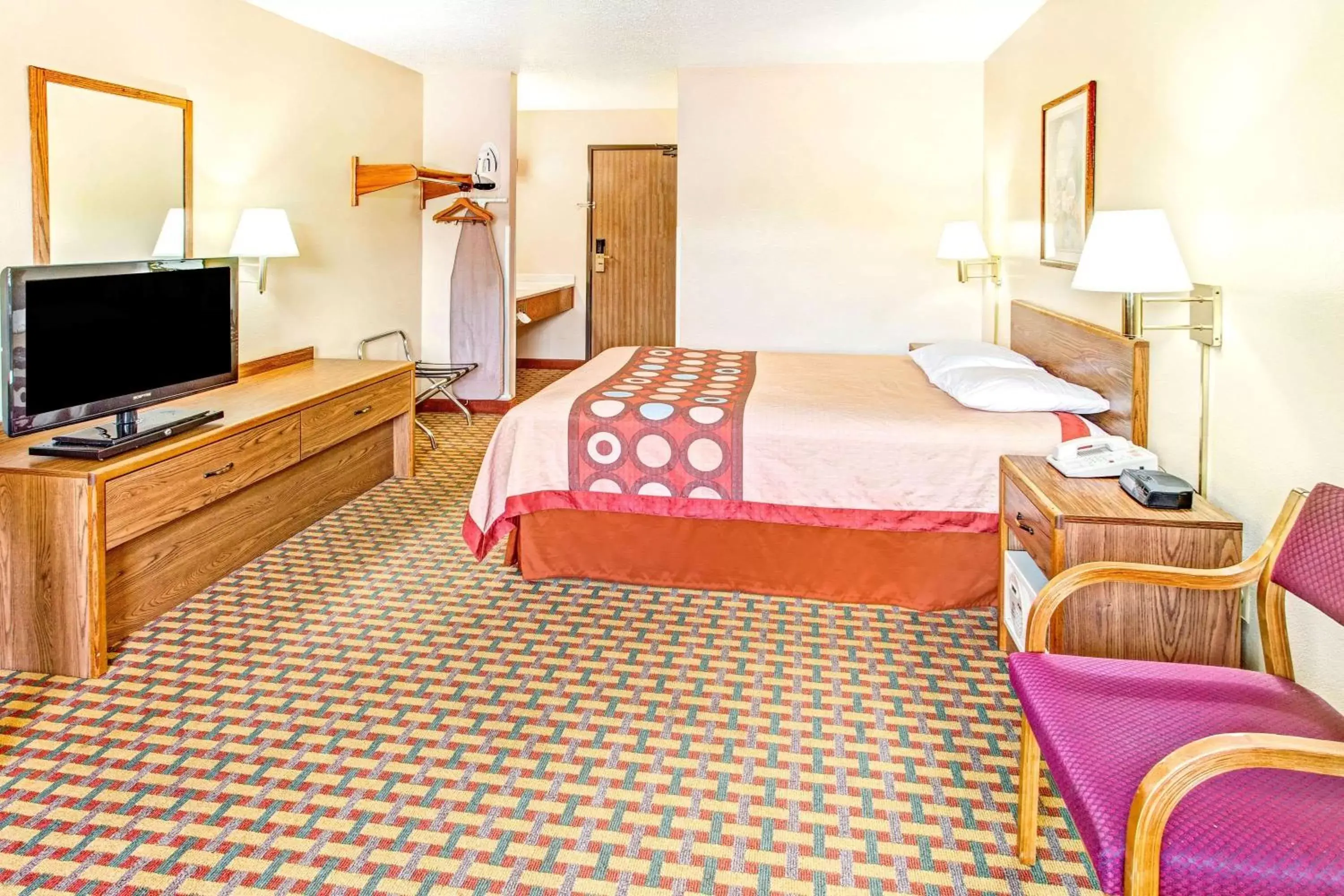 Photo of the whole room, Bed in Super 8 by Wyndham Mt. Vernon