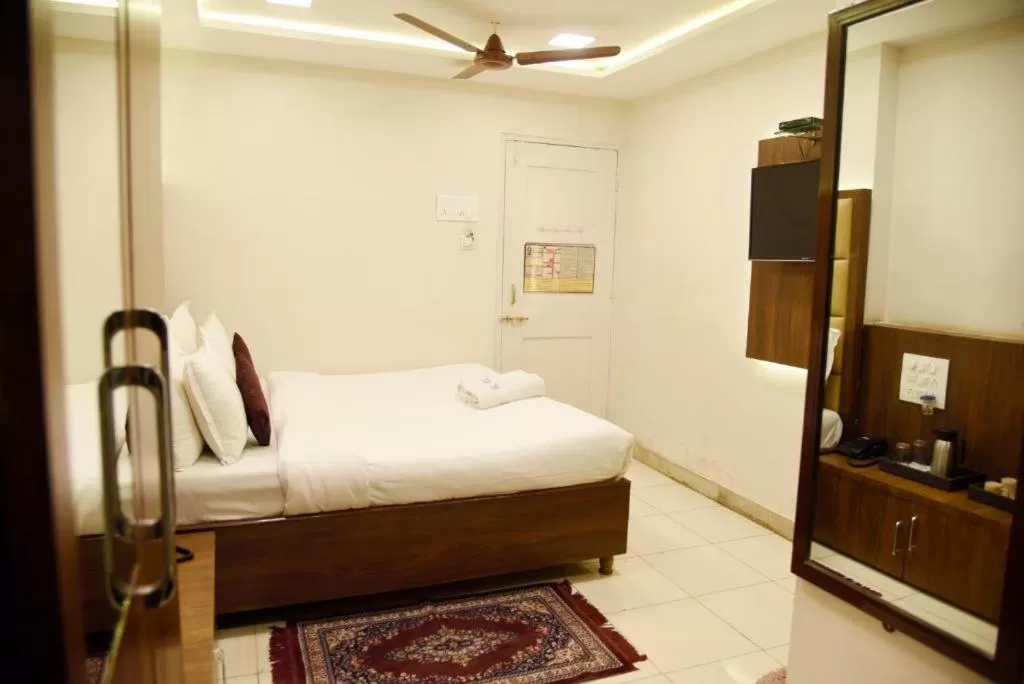 Bedroom, Bed in Hotel Sai Yatri