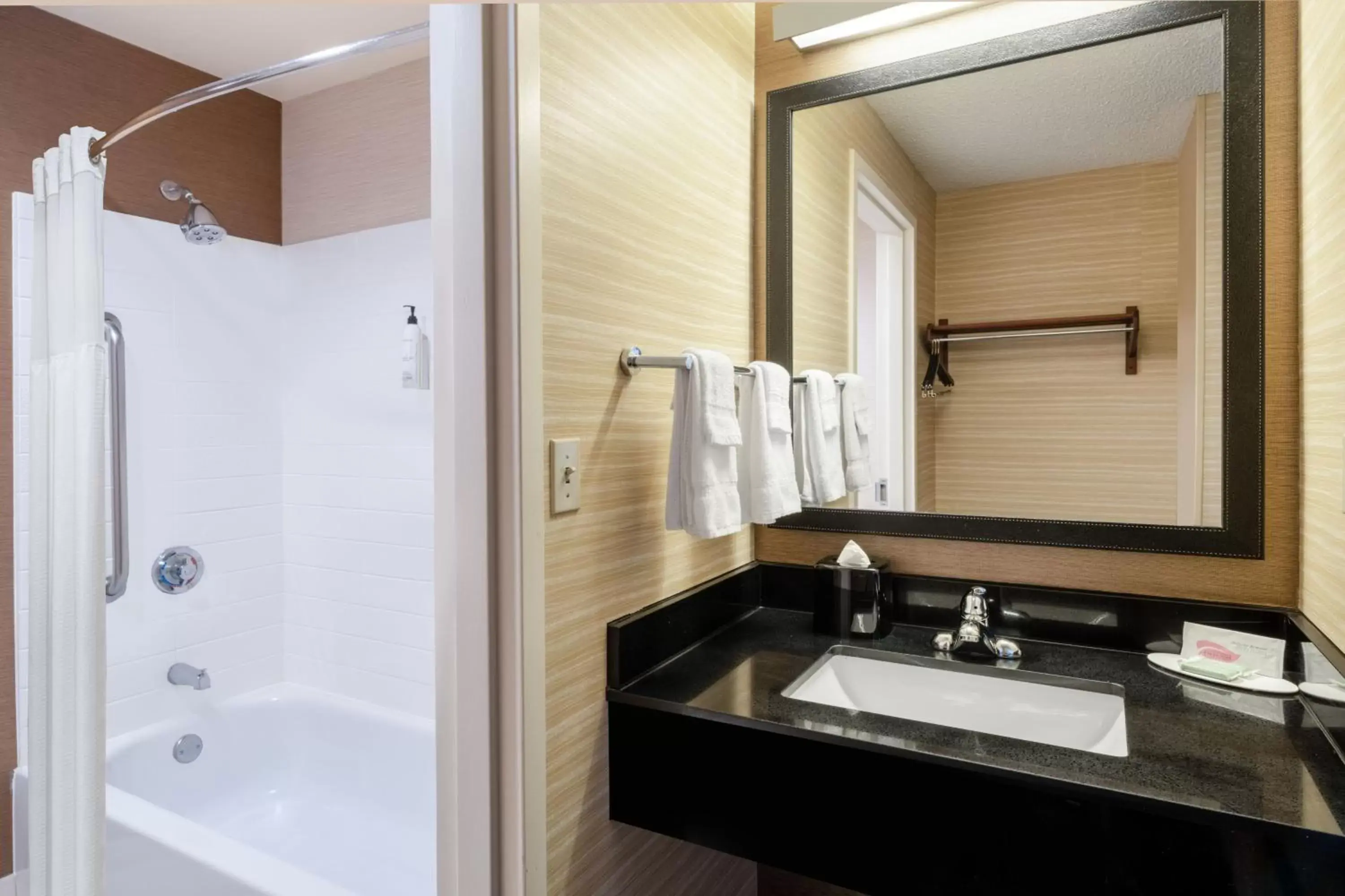 Bathroom in Fairfield Inn & Suites by Marriott Denver Aurora/Medical Center