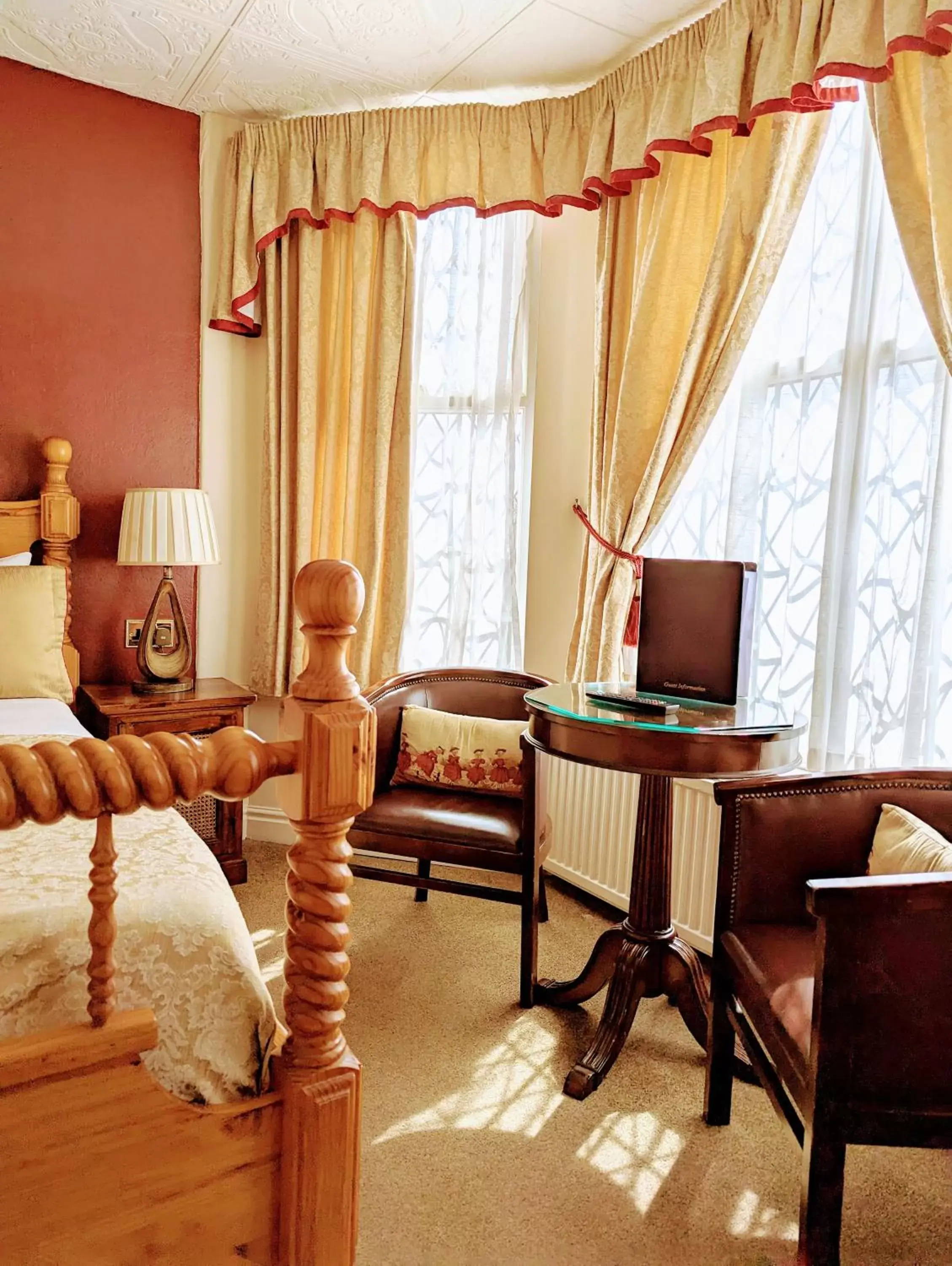 Bedroom, Seating Area in Brookside Hotel & Restaurant