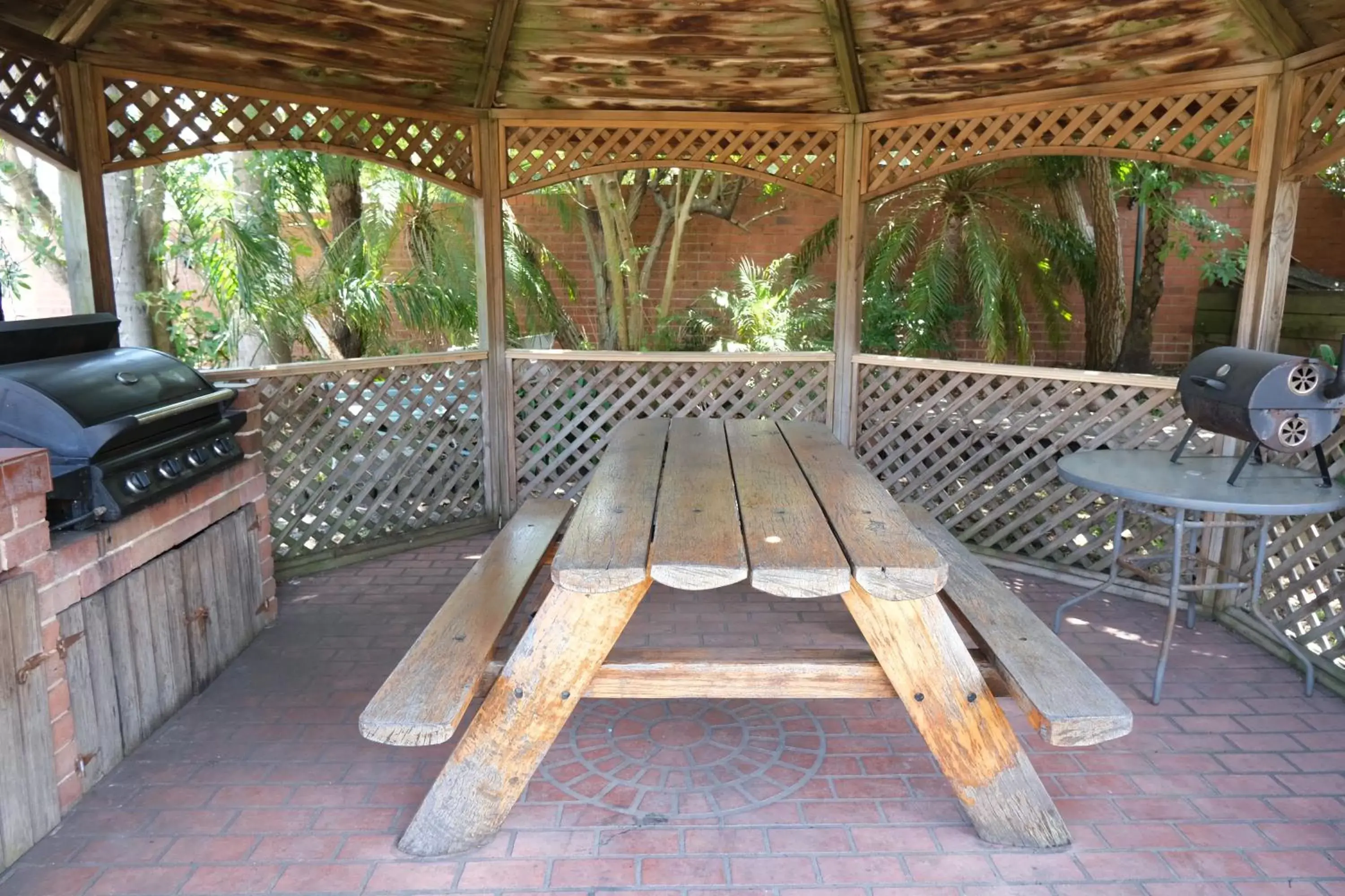 BBQ facilities in Sapphire Palms Motel