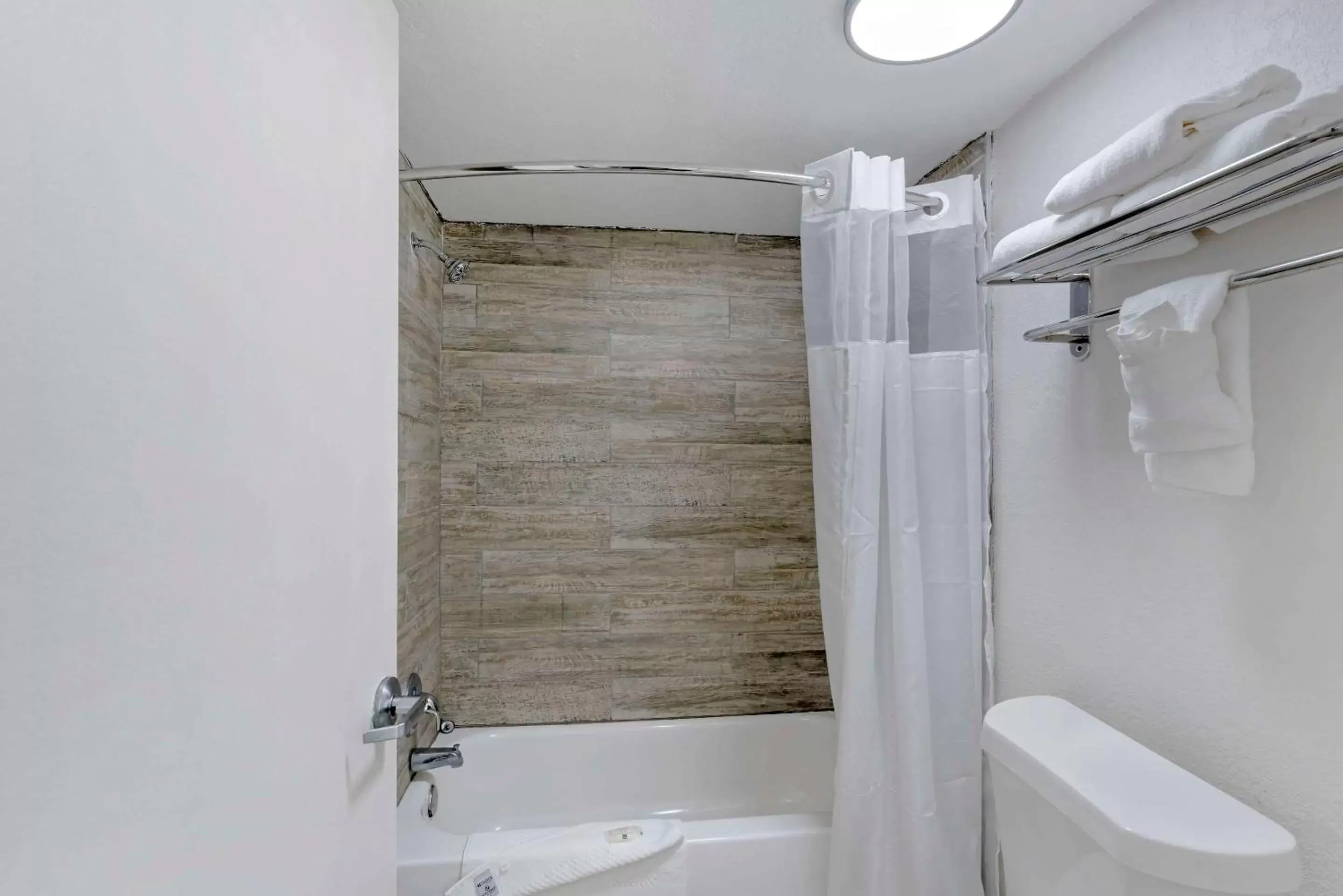Bedroom, Bathroom in Days Inn & Suites by Wyndham Orlando East UCF Area