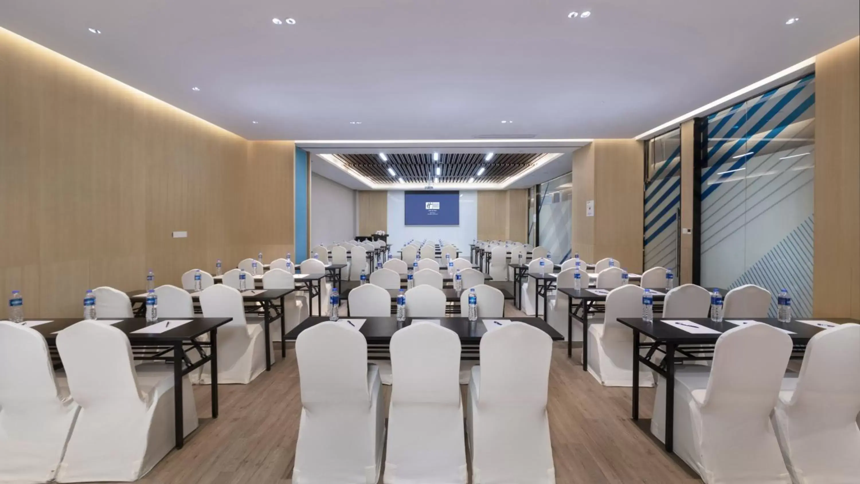 Meeting/conference room, Restaurant/Places to Eat in Holiday Inn Express Nanjing Dongshan, an IHG Hotel