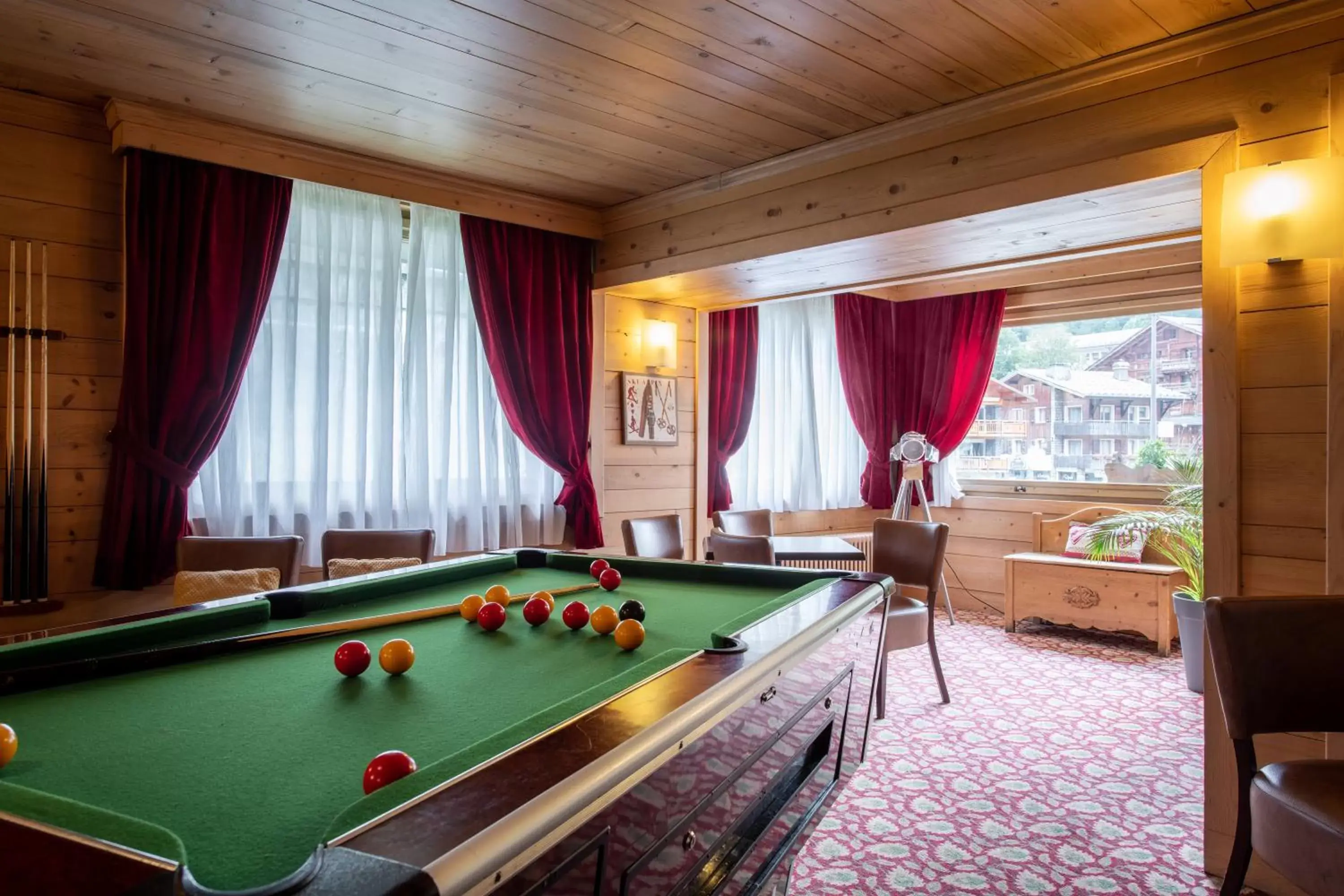 Communal lounge/ TV room, Billiards in Hotel La Montagne