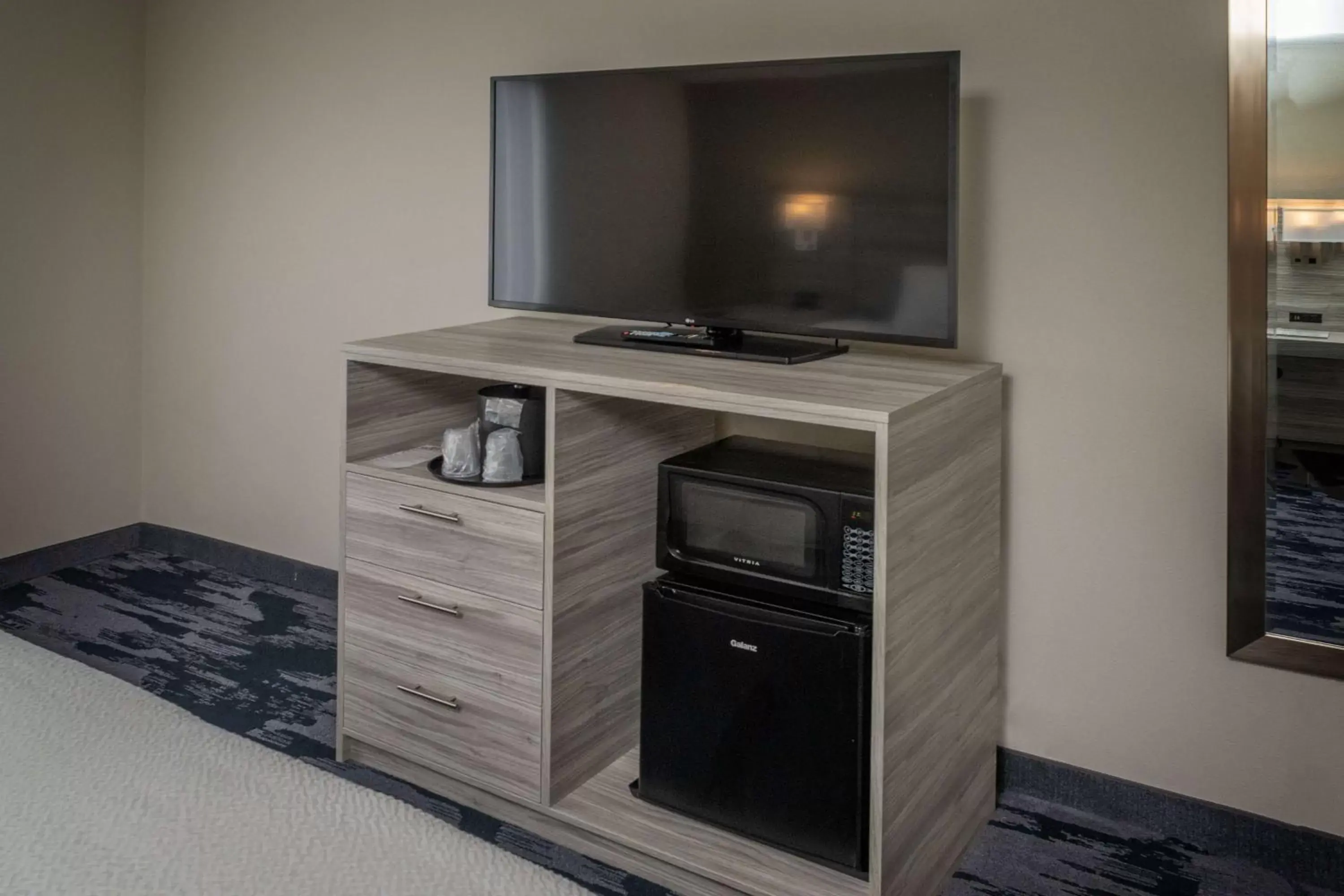 Bedroom, TV/Entertainment Center in Best Western Plus Beckley Inn