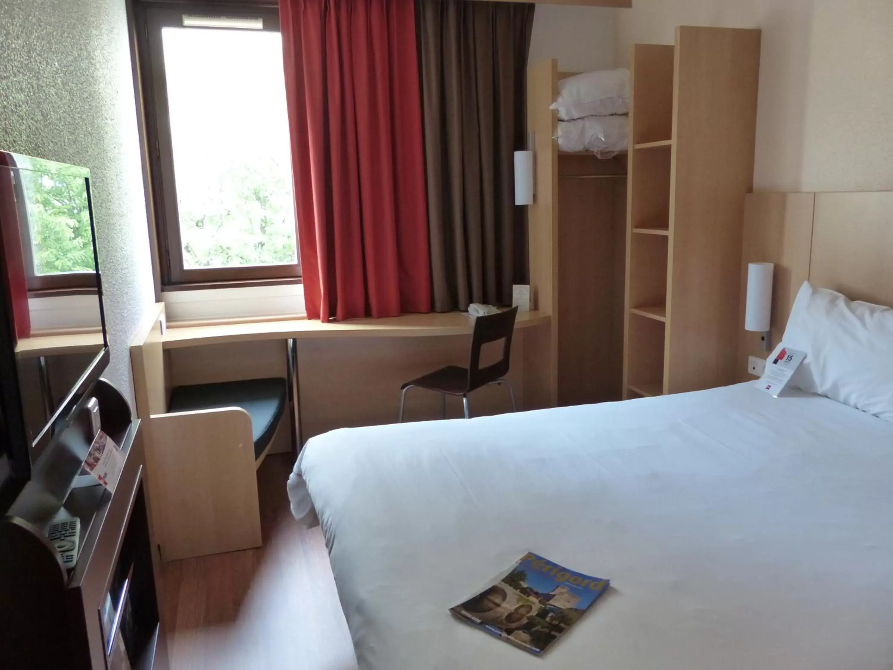 Photo of the whole room, Bed in ibis Périgueux Centre
