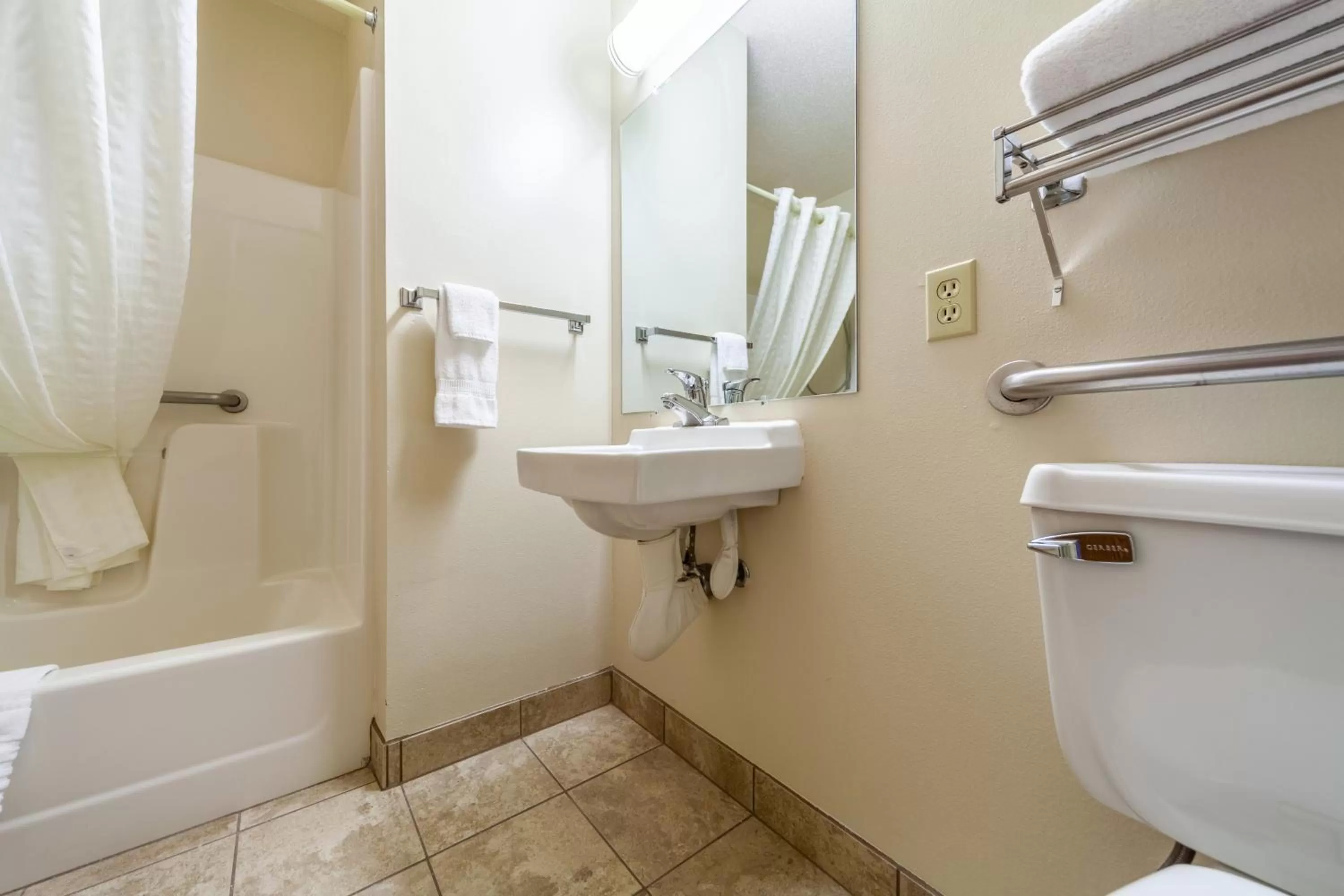 Shower in Econo Lodge