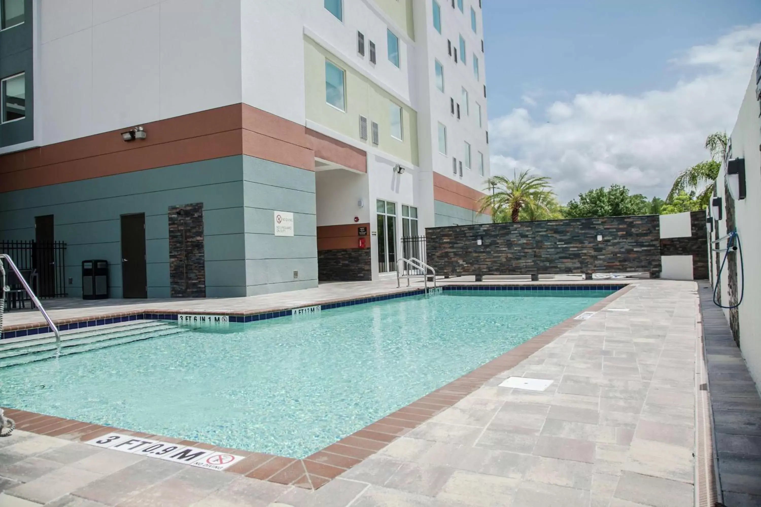 Swimming Pool in Hilton Garden Inn Tampa Suncoast Parkway