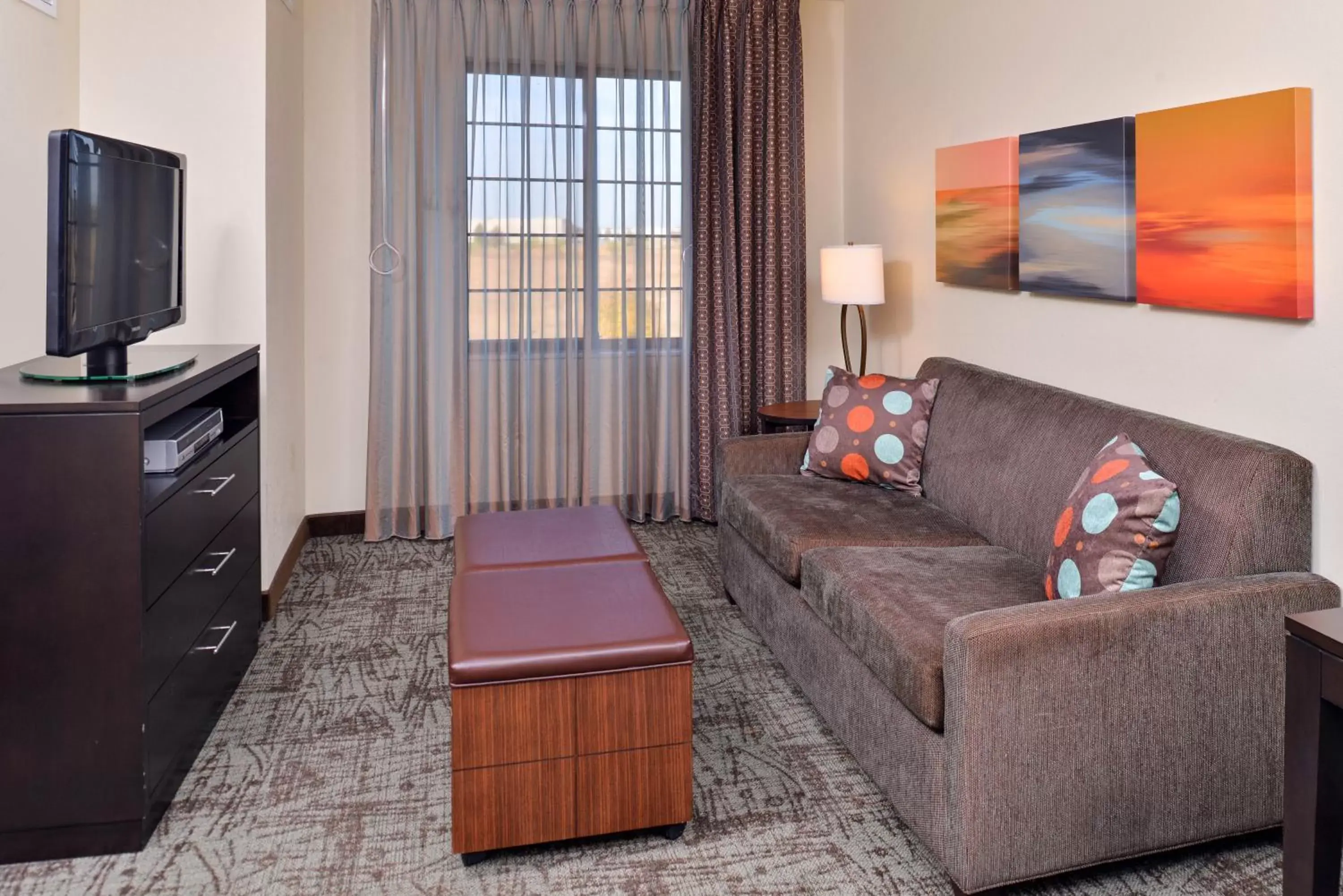 Photo of the whole room, Seating Area in Staybridge Suites O'Fallon Chesterfield, an IHG Hotel