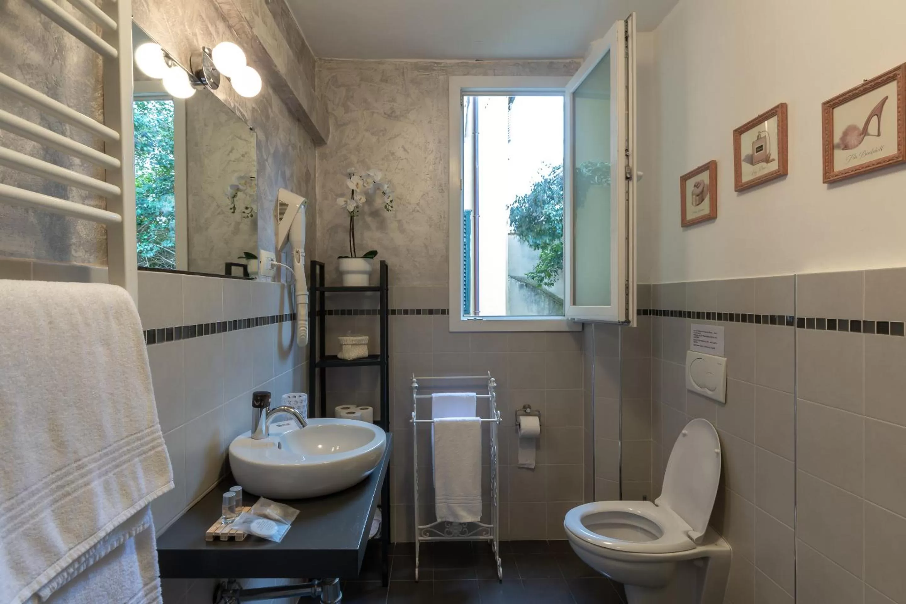 Toilet in Opera Boutique B&B