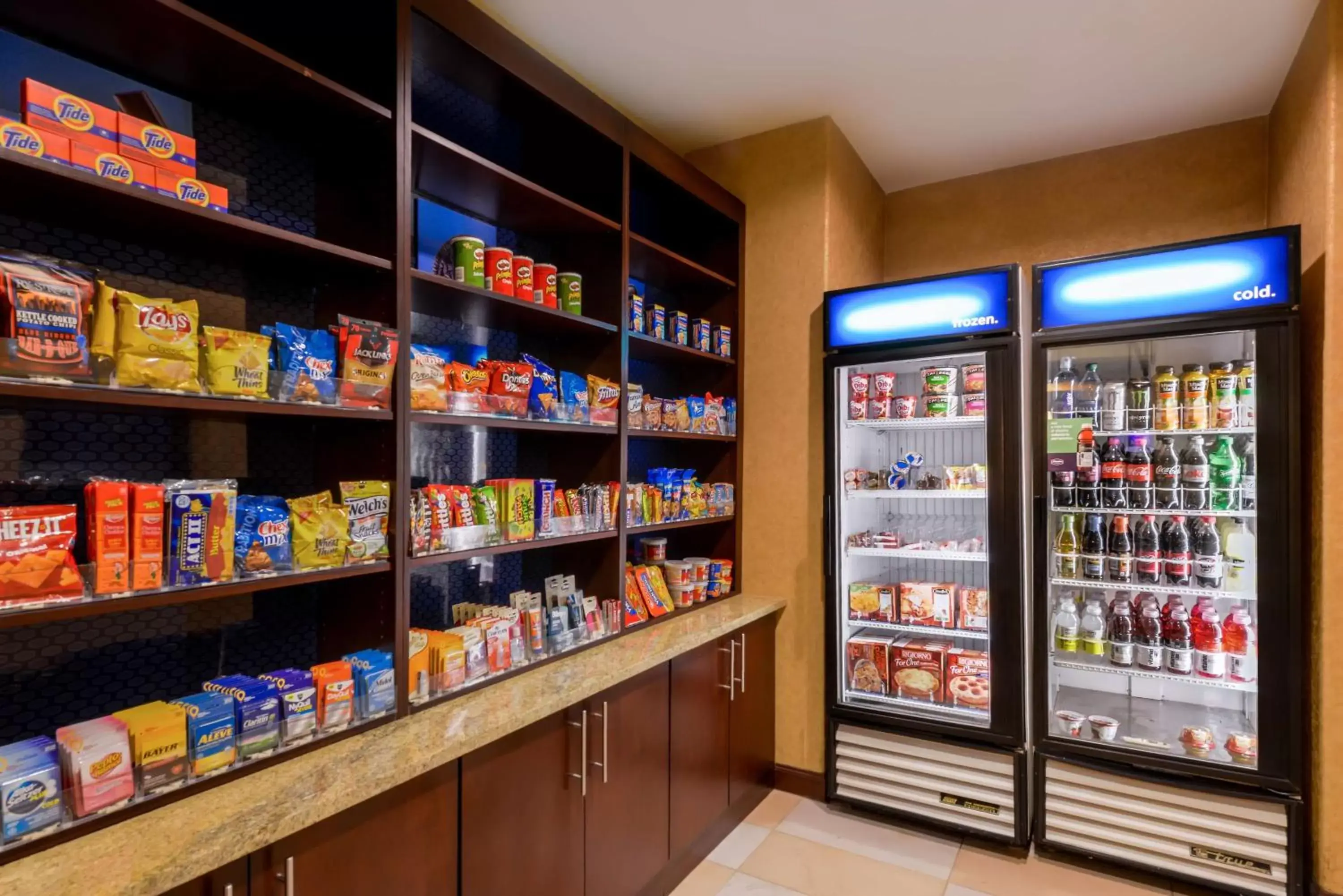 Dining area, Supermarket/Shops in Hampton Inn & Suites Ontario