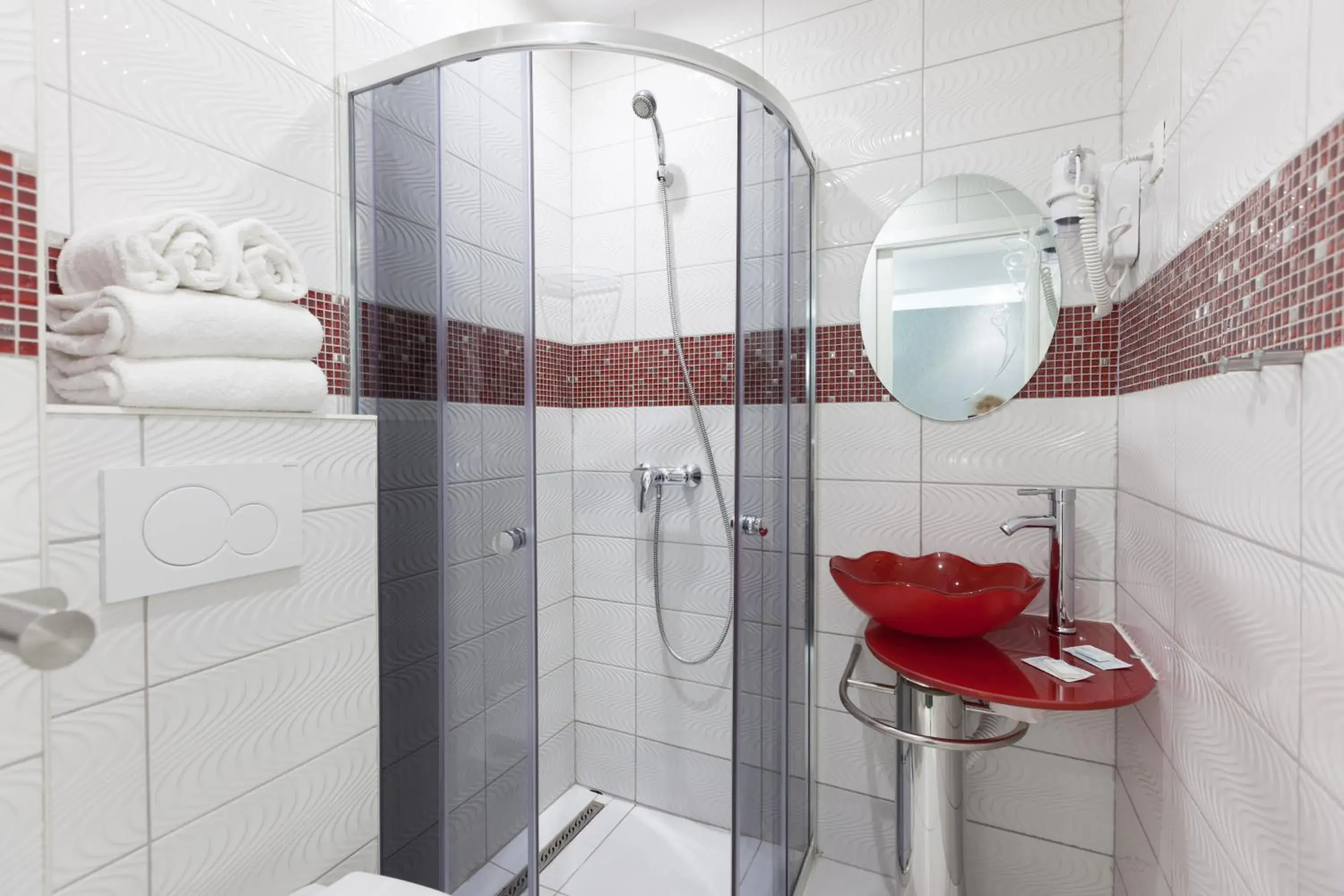 Shower, Bathroom in Hotel Phenix