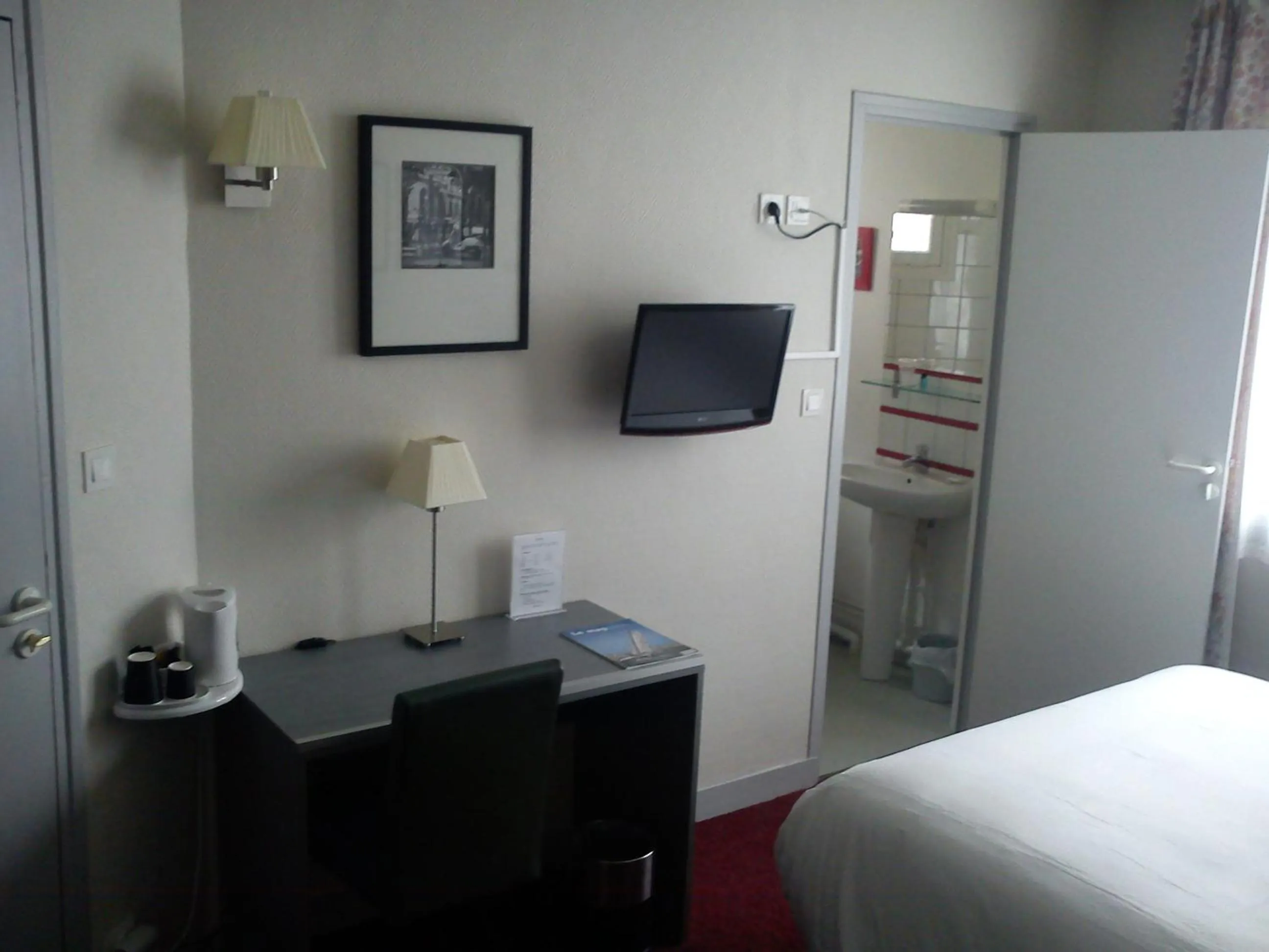 Photo of the whole room, Bed in Hôtel Carmin