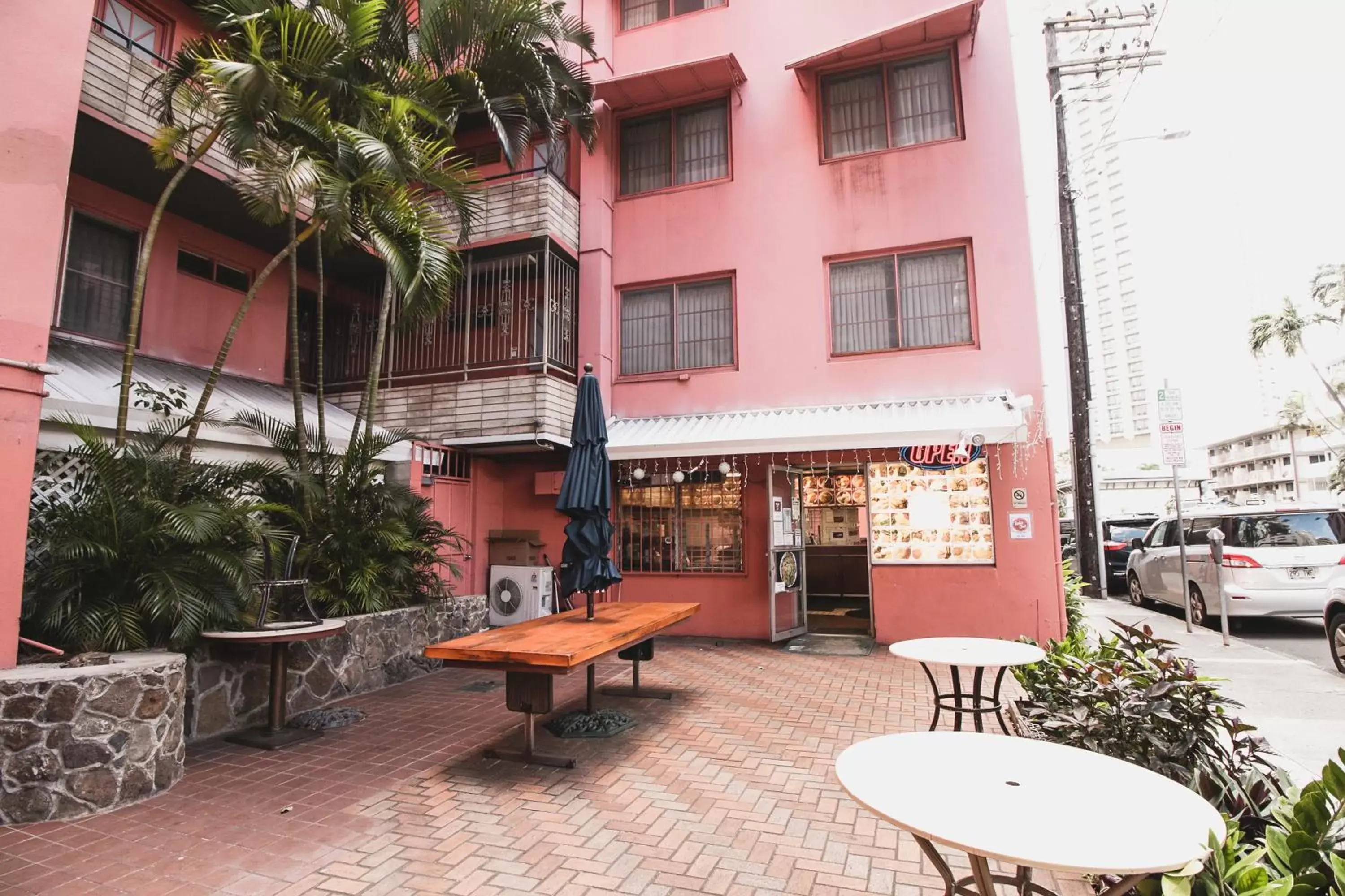 Inner courtyard view in Royal Grove Waikiki