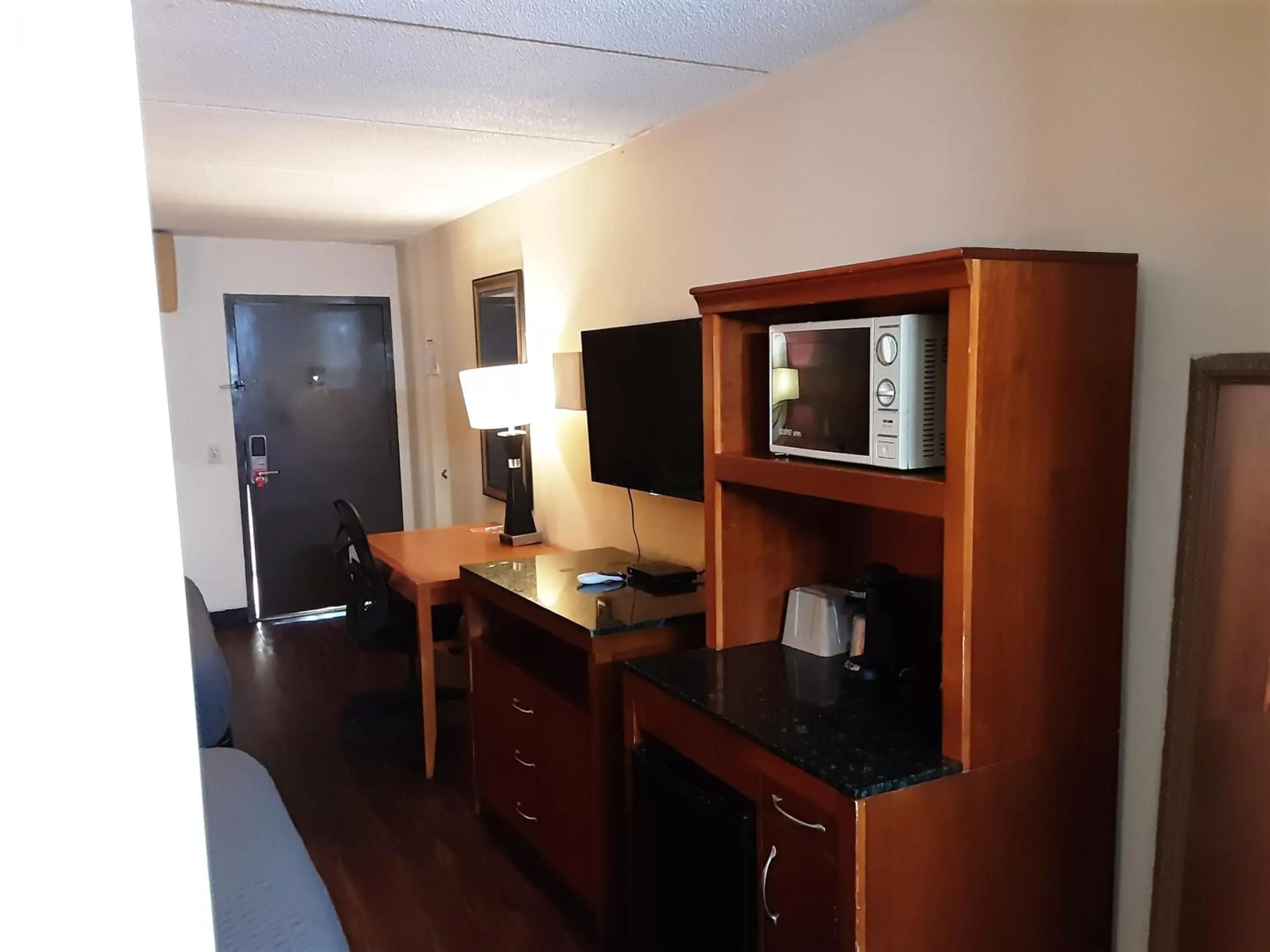 TV/Entertainment Center in Econo Lodge Inn & Suites - Griffin