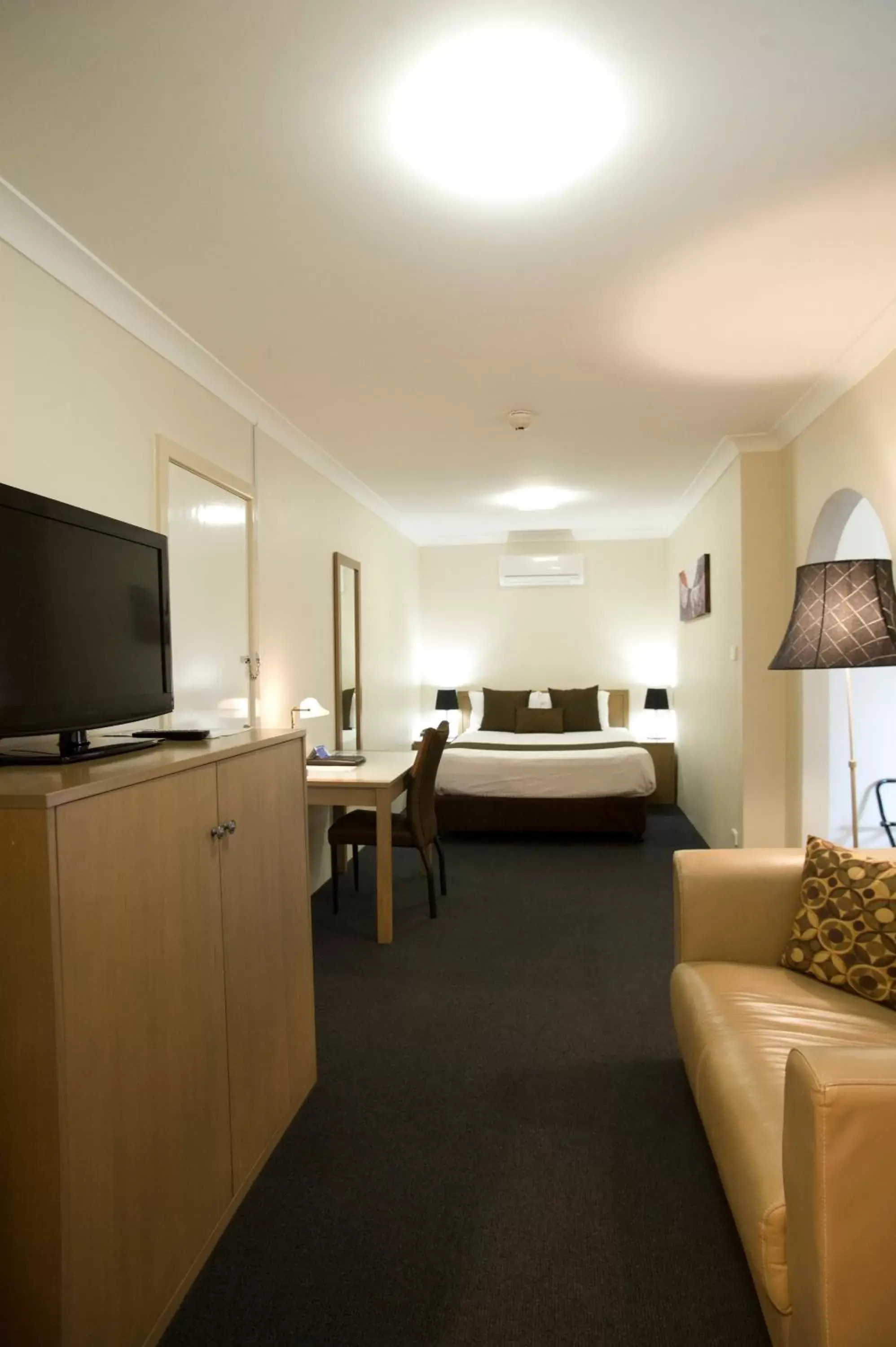 Bed, Seating Area in Noah's Mid City Motor Inn Muswellbrook