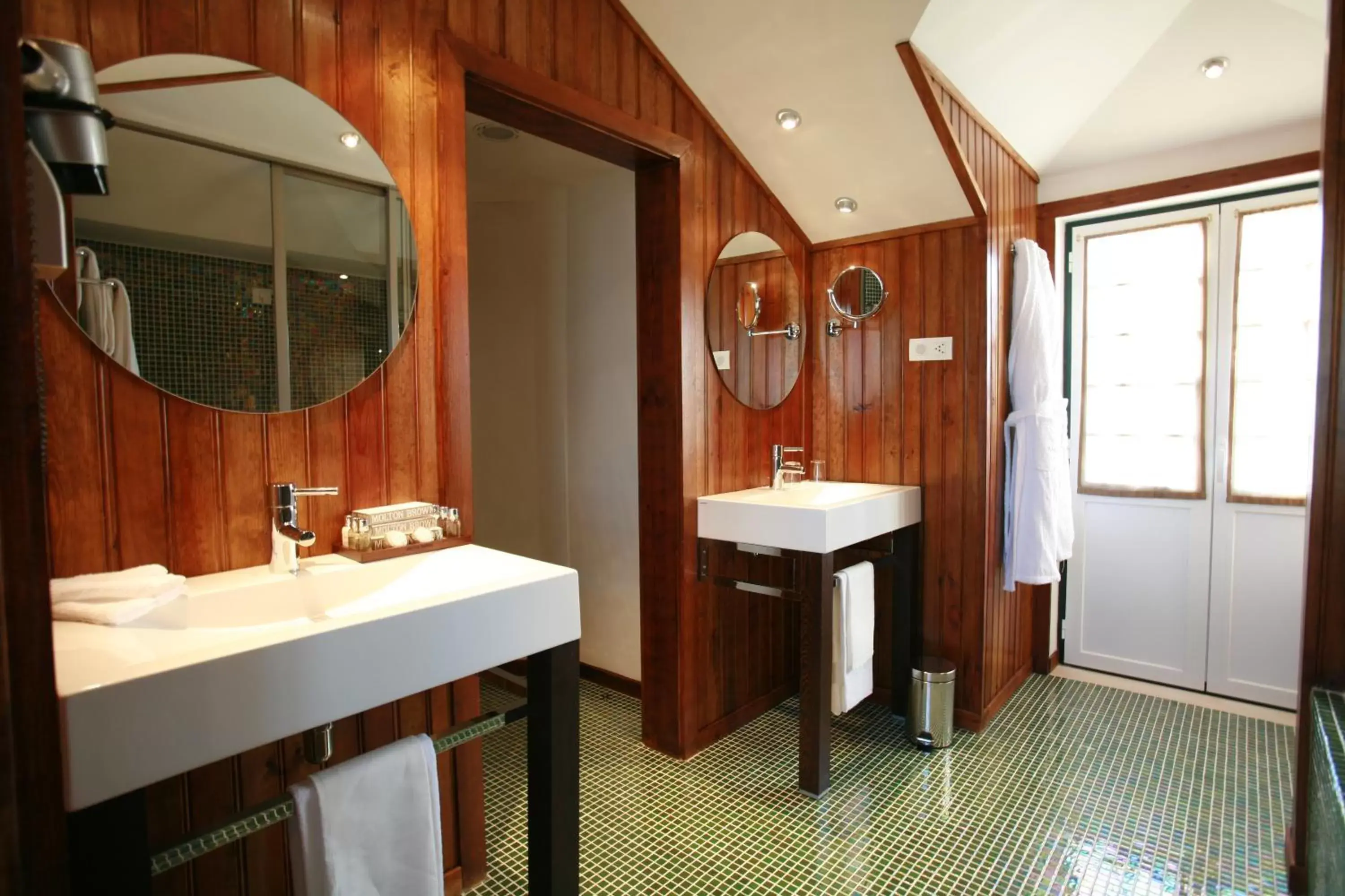 Toilet, Bathroom in Hotel Lusitano