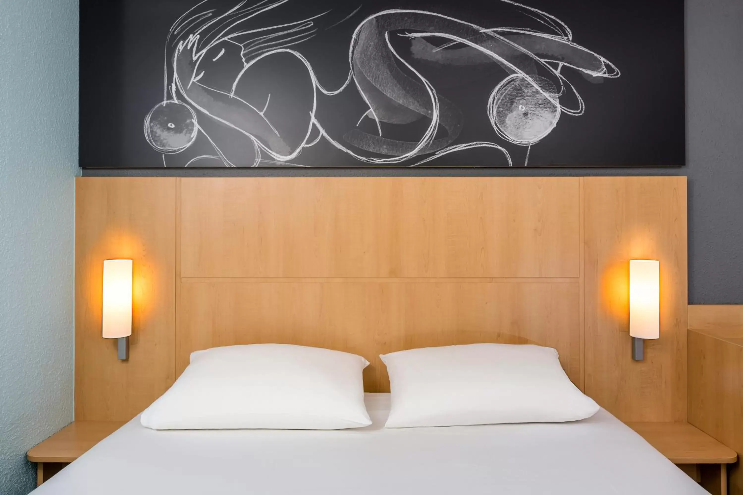 Bedroom, Bed in Ibis Roscoff Bedroom, Bed in Ibis Roscoff