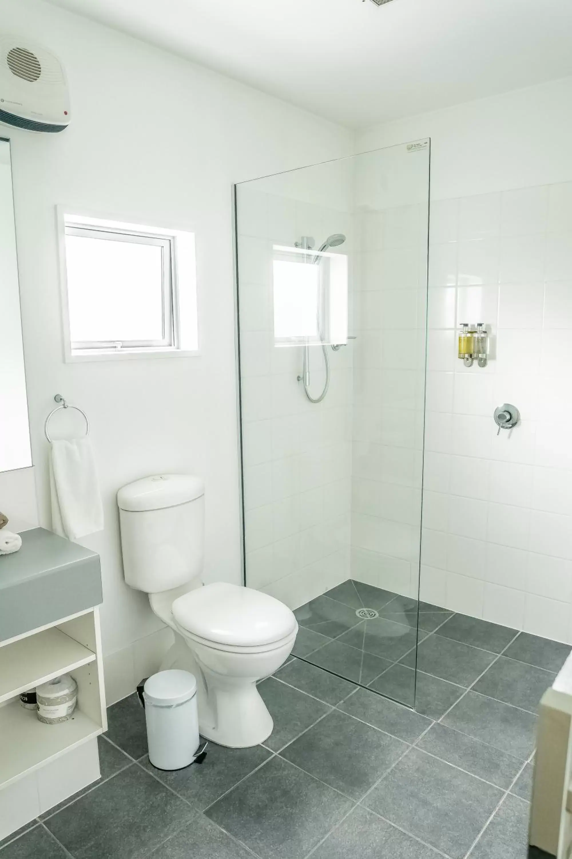 Shower, Bathroom in Airport Christchurch Motel