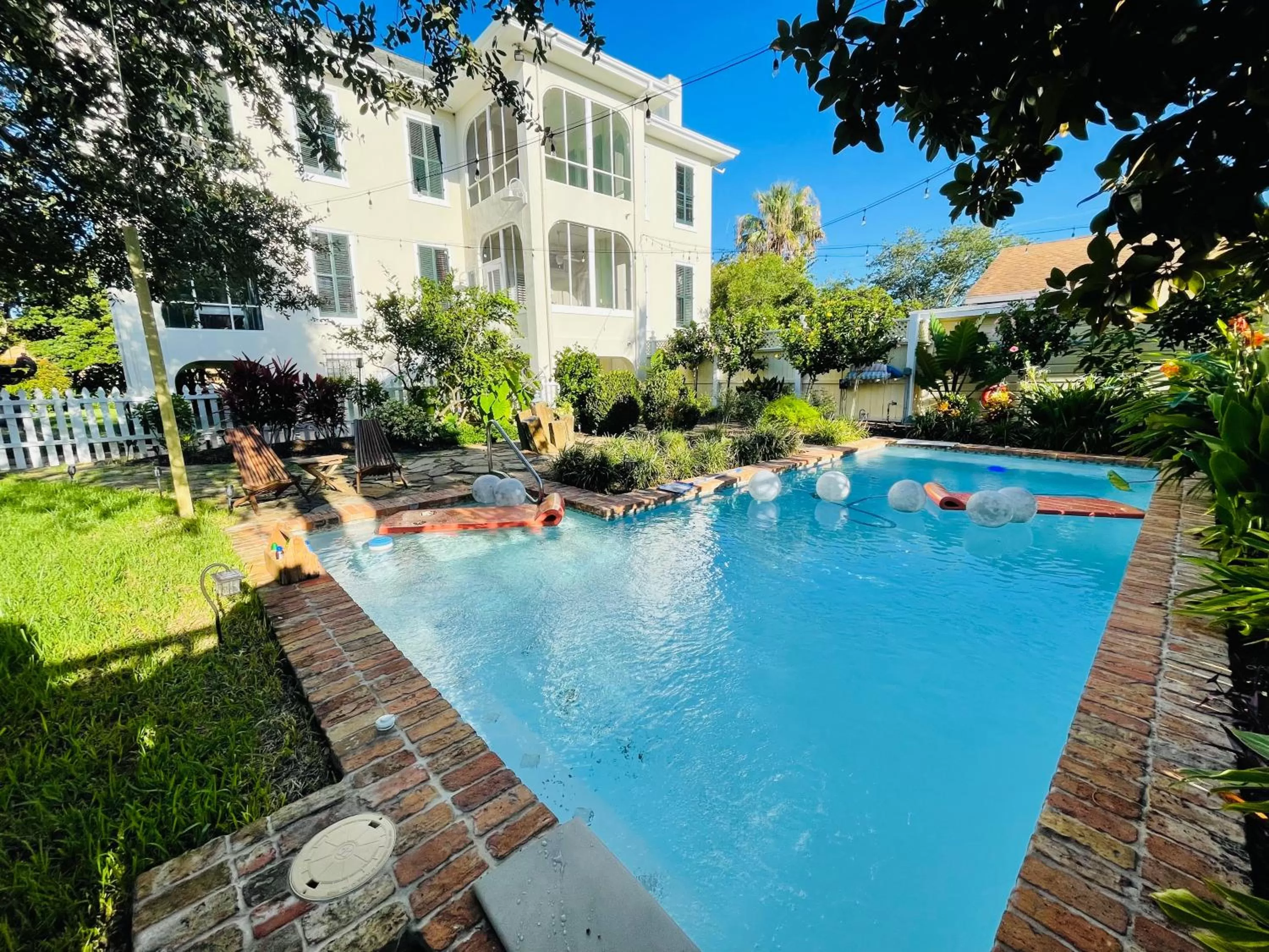 Swimming Pool in Virginia Point INN