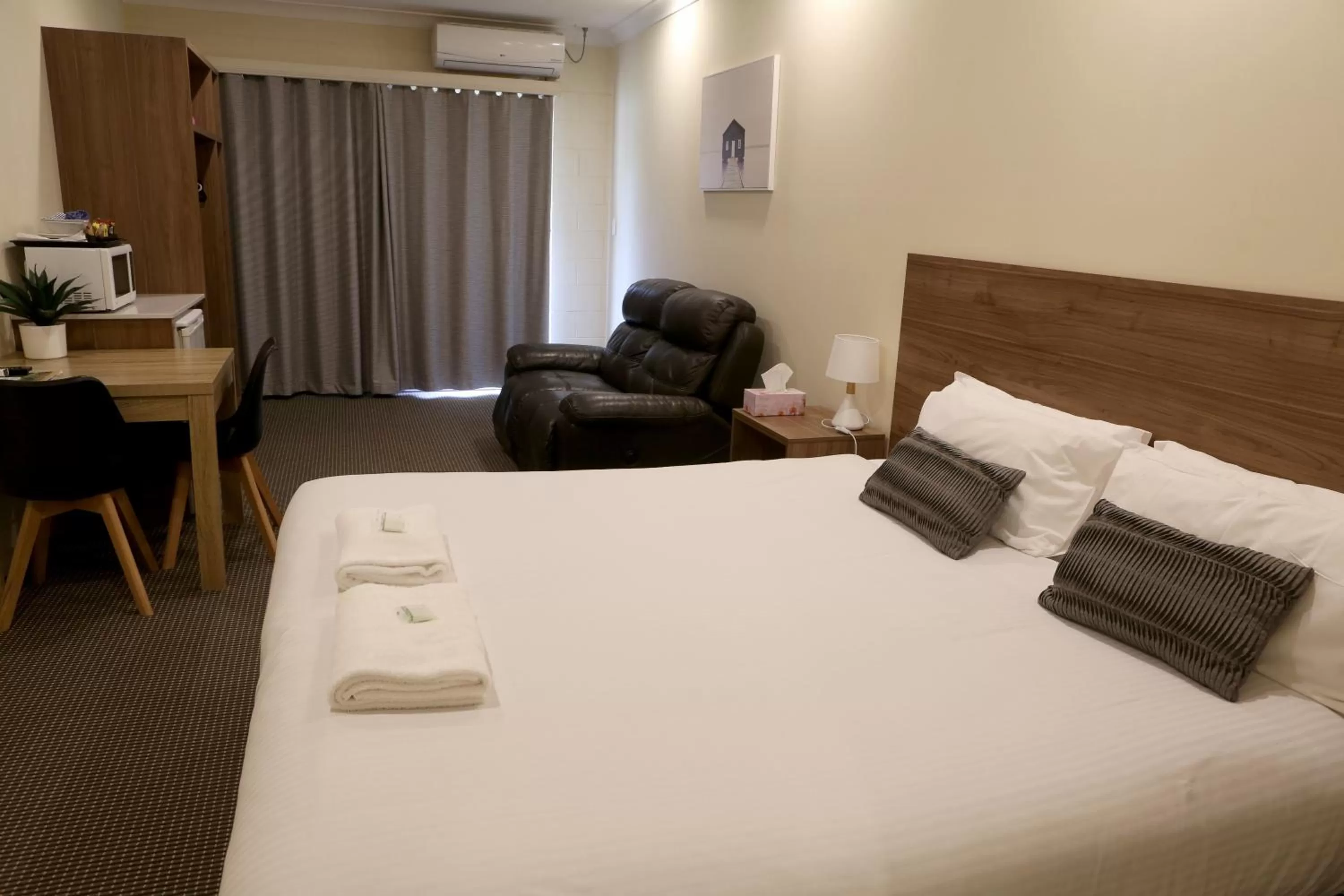 Photo of the whole room, Bed in Mudgee Vineyard Motor Inn