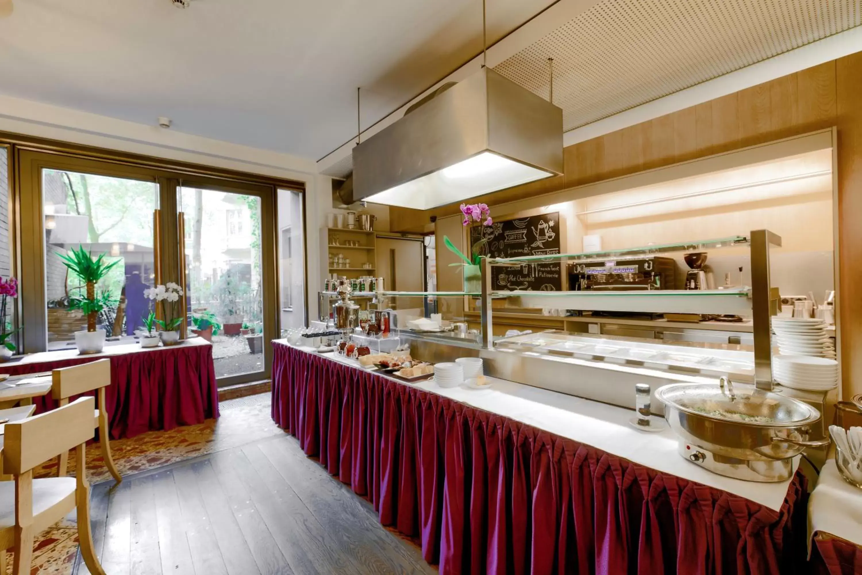 Breakfast in Hotel Bleibtreu Berlin by Golden Tulip