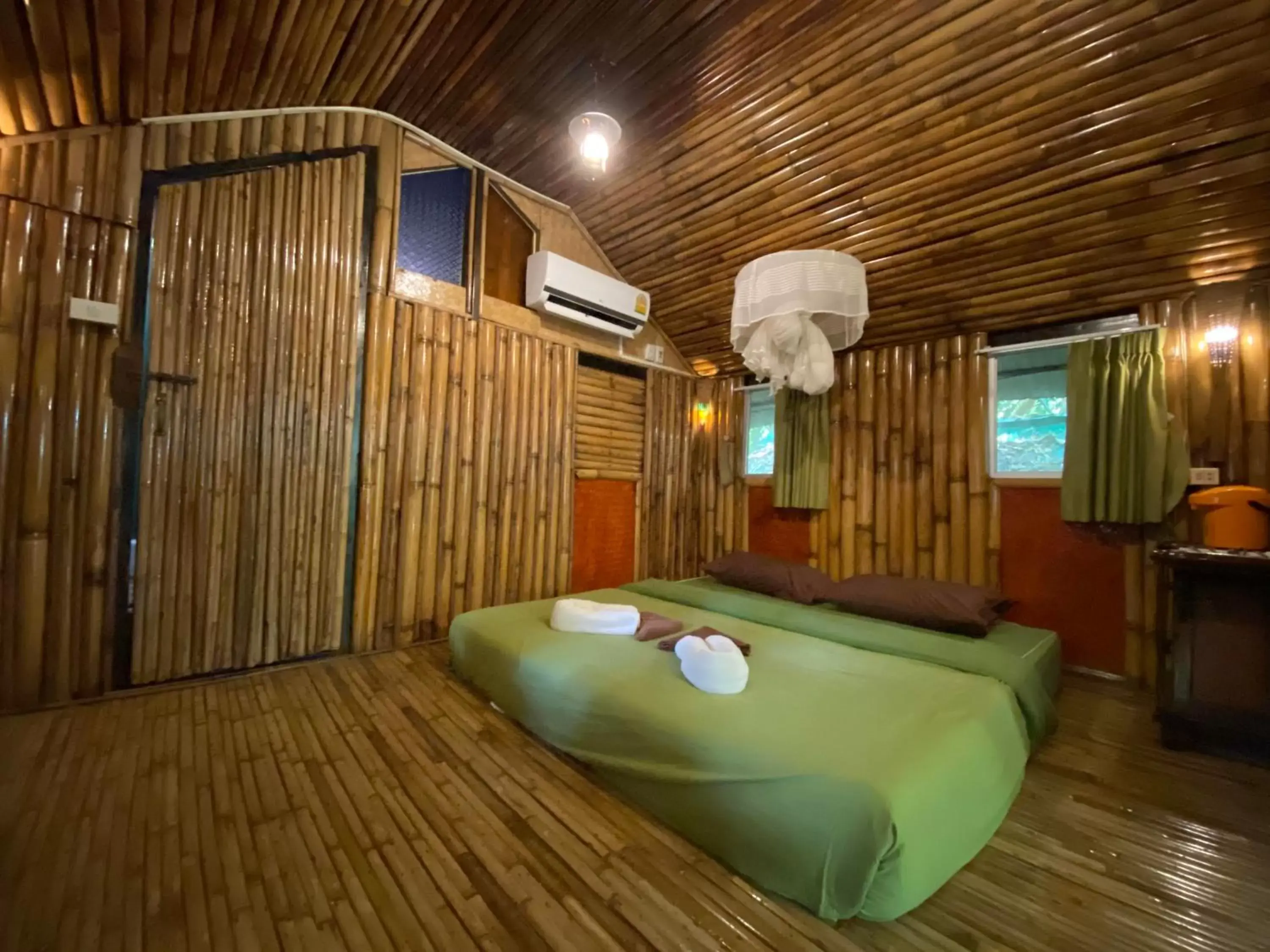 Photo of the whole room in Khao Sok Tree House Resort