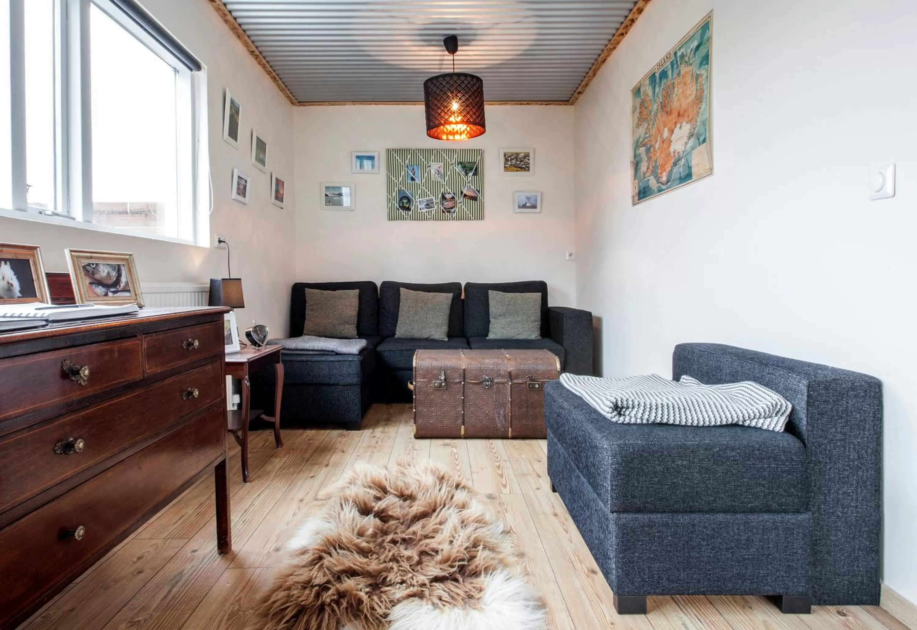 Communal lounge/ TV room, Seating Area in Blue House B&B