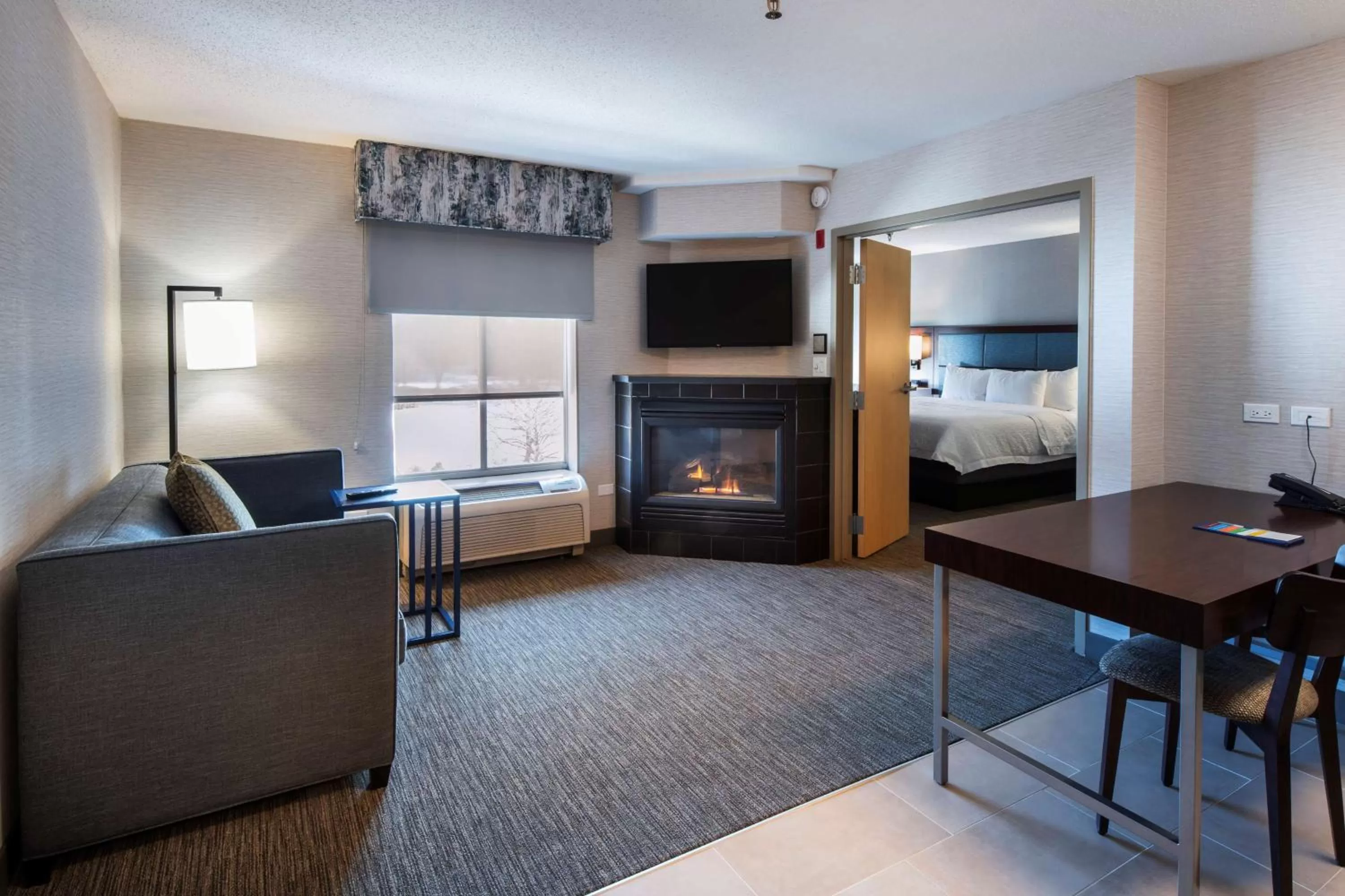 Living room, Bed in Hampton Inn & Suites Lincolnshire