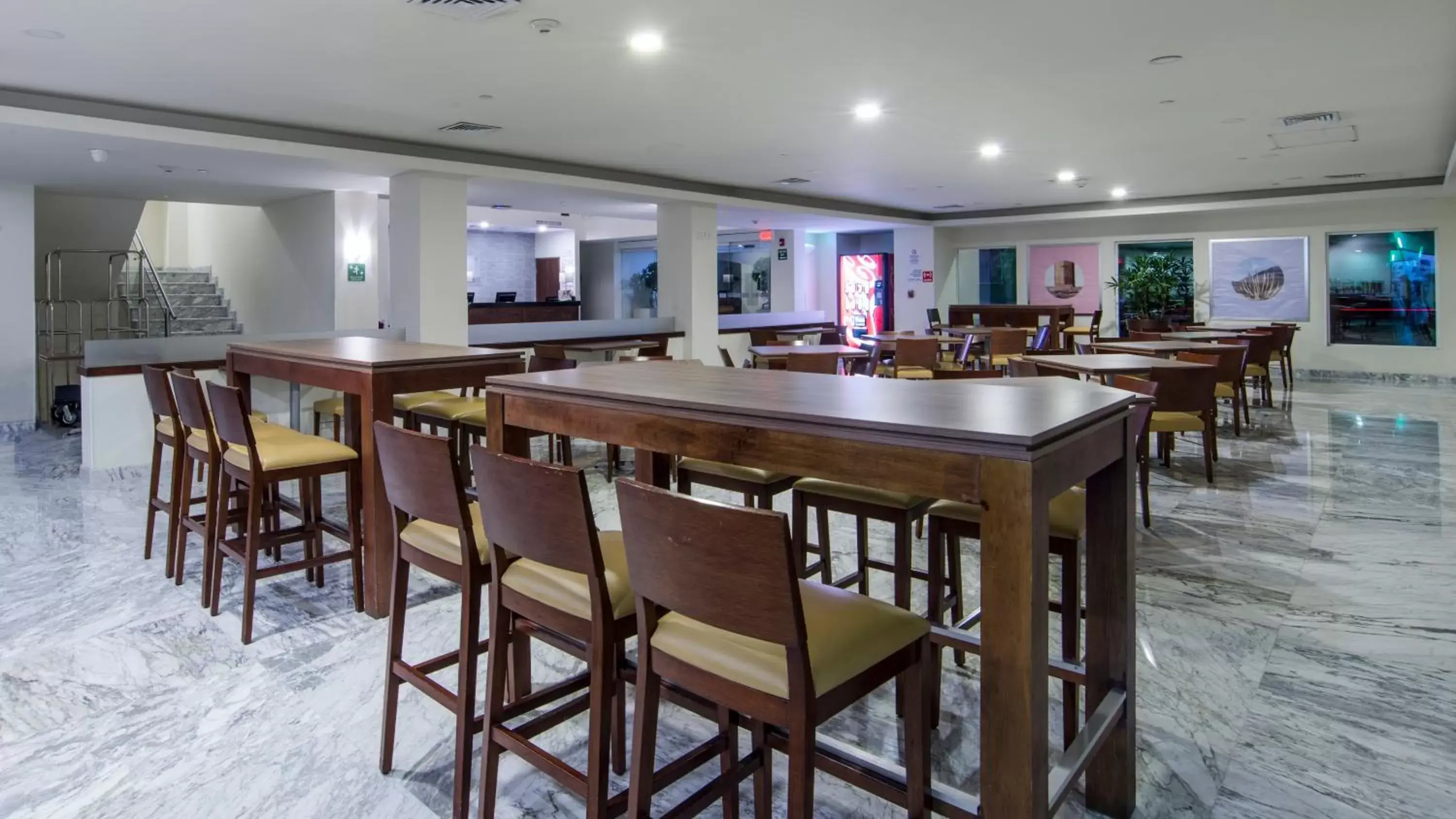 Restaurant/places to eat, Lounge/Bar in Holiday Inn Express Culiacan, an IHG Hotel