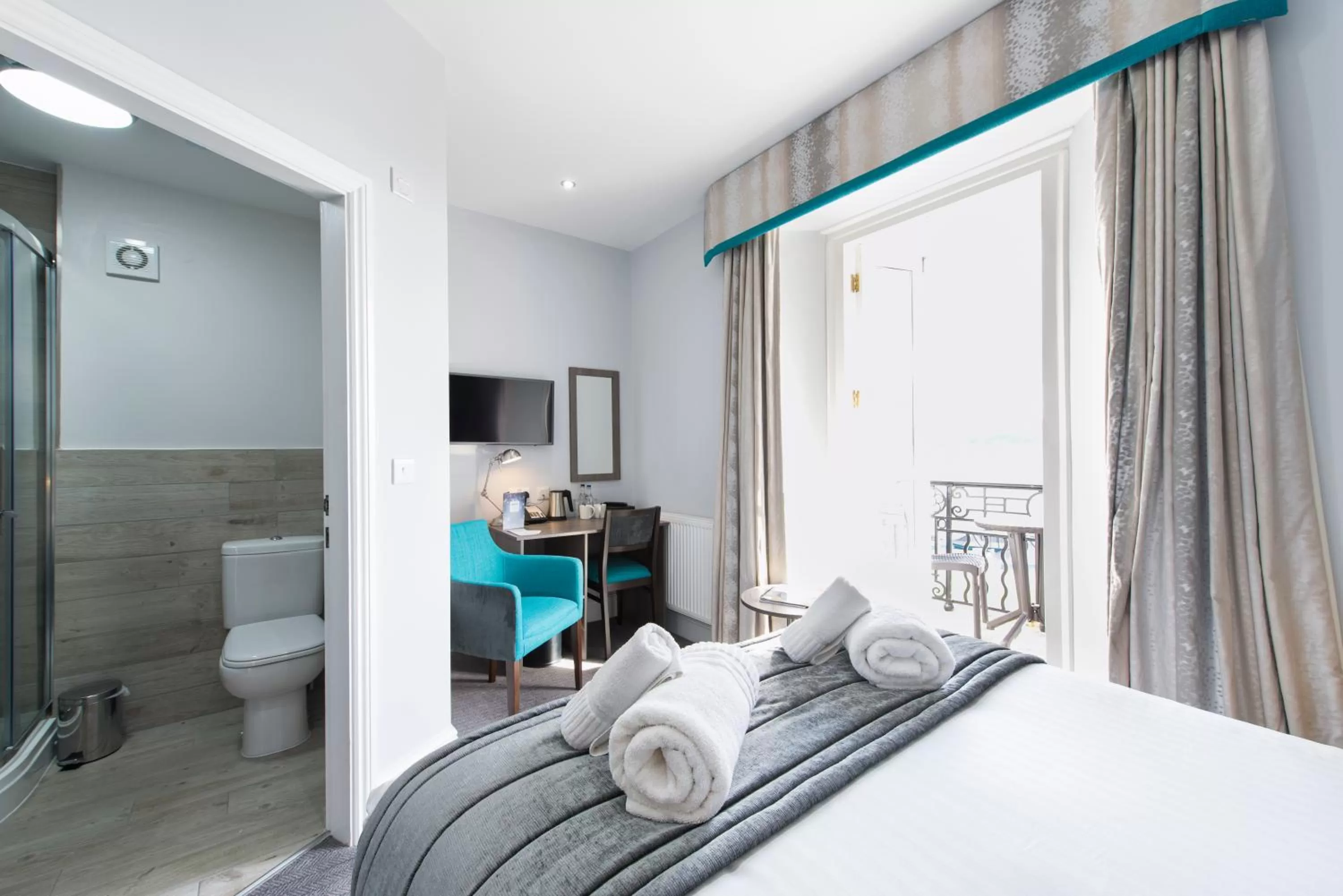 Photo of the whole room, Bed in Belmont Llandudno