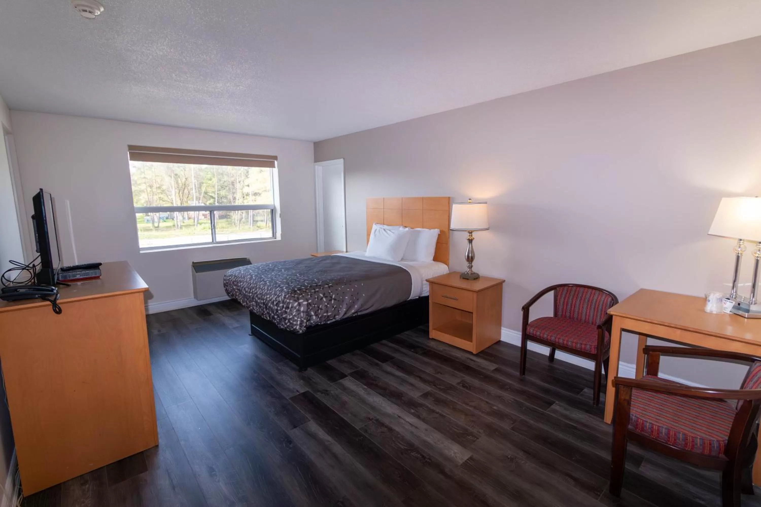 Bed in Borden Inn and Suites