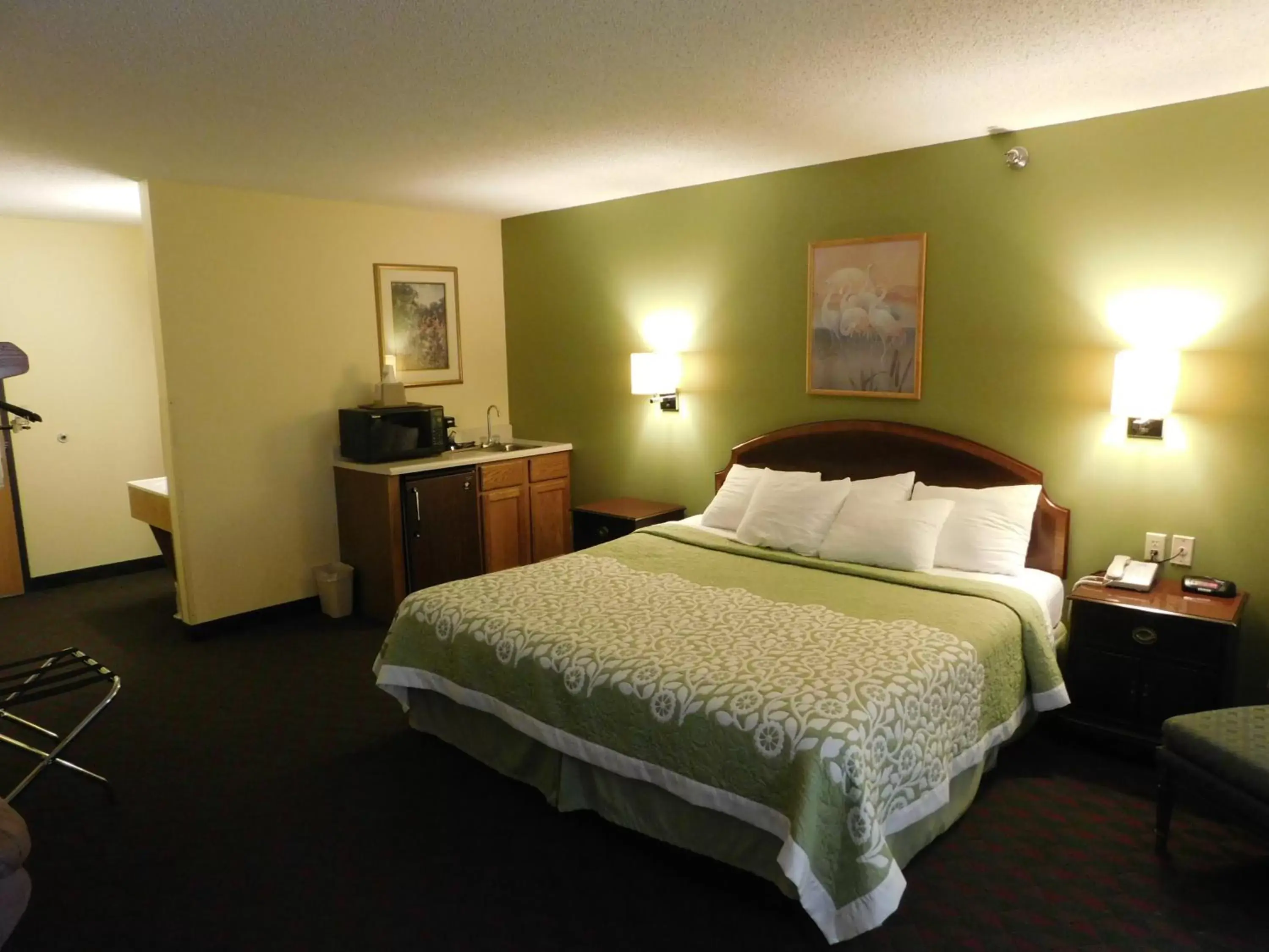 Bedroom, Bed in Days Inn by Wyndham Lexington NE