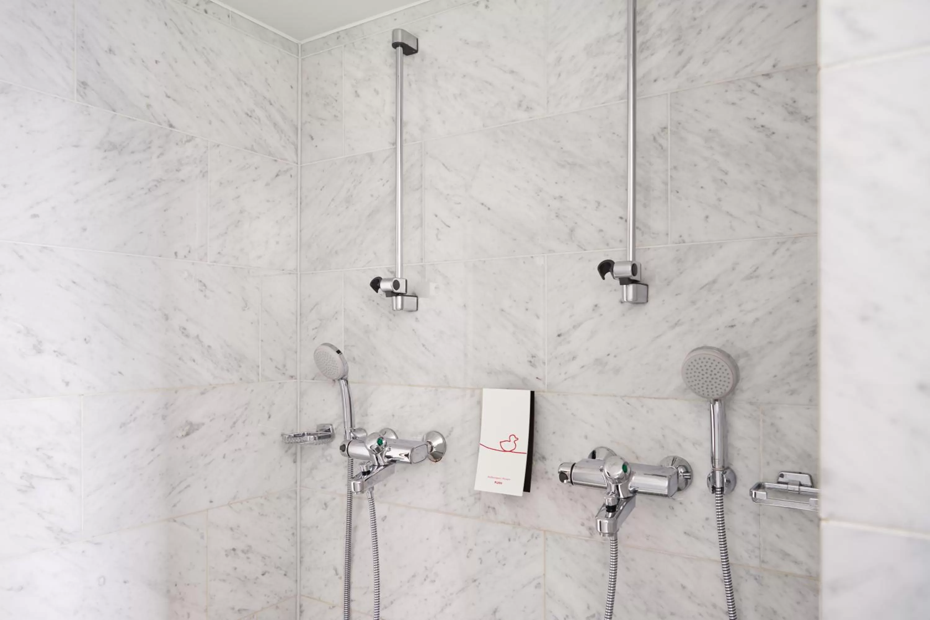 Shower in Original Sokos Hotel Vaakuna Helsinki