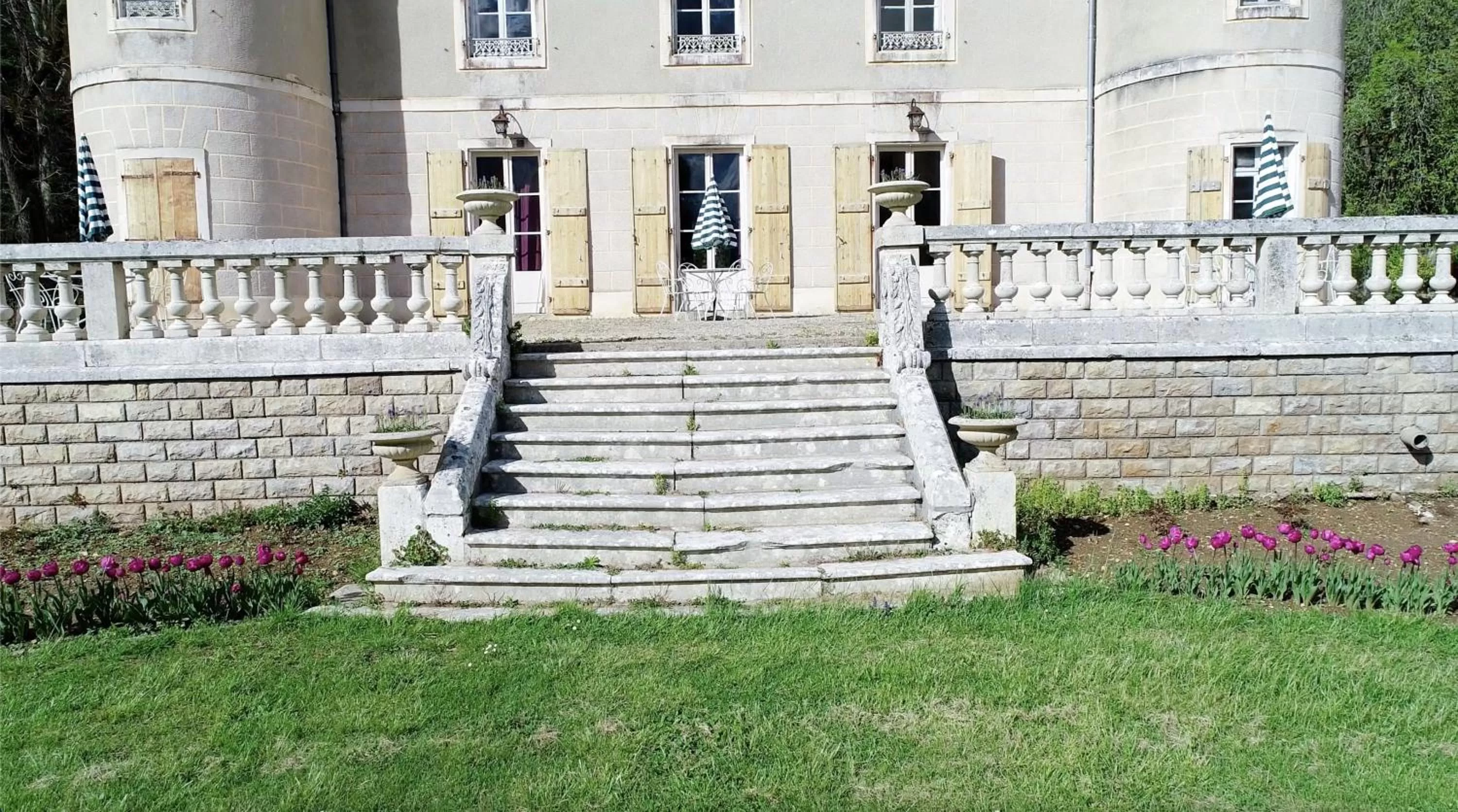 Property Building in Queen's Escape