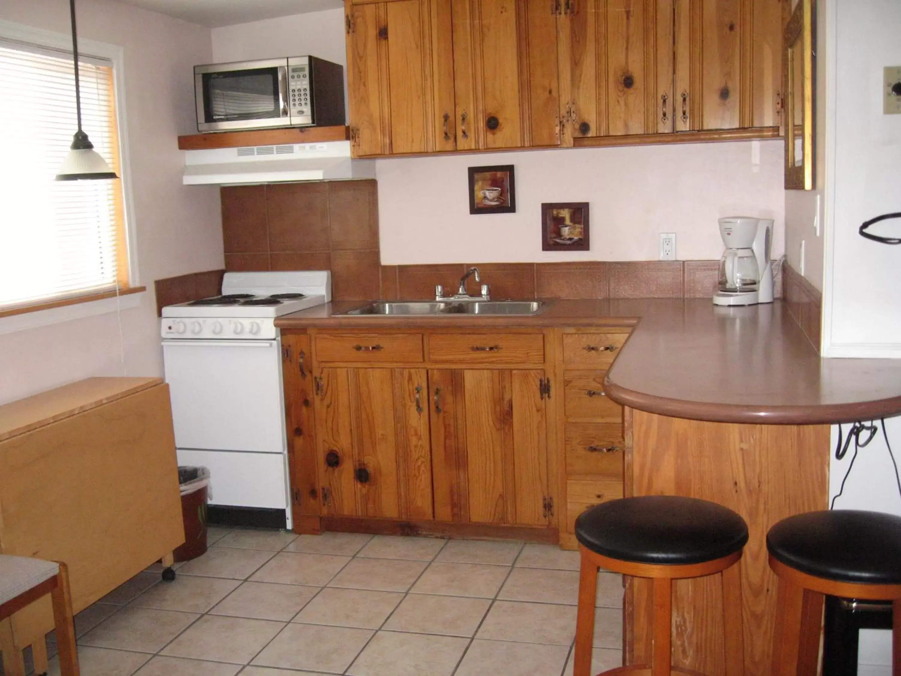 Kitchen or kitchenette, Kitchen/Kitchenette in Mon Ami Bed and Breakfast