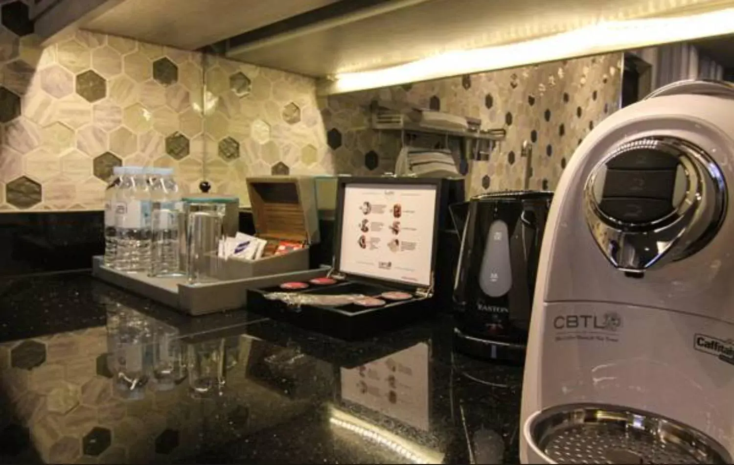 Coffee/tea facilities in bai Hotel Cebu