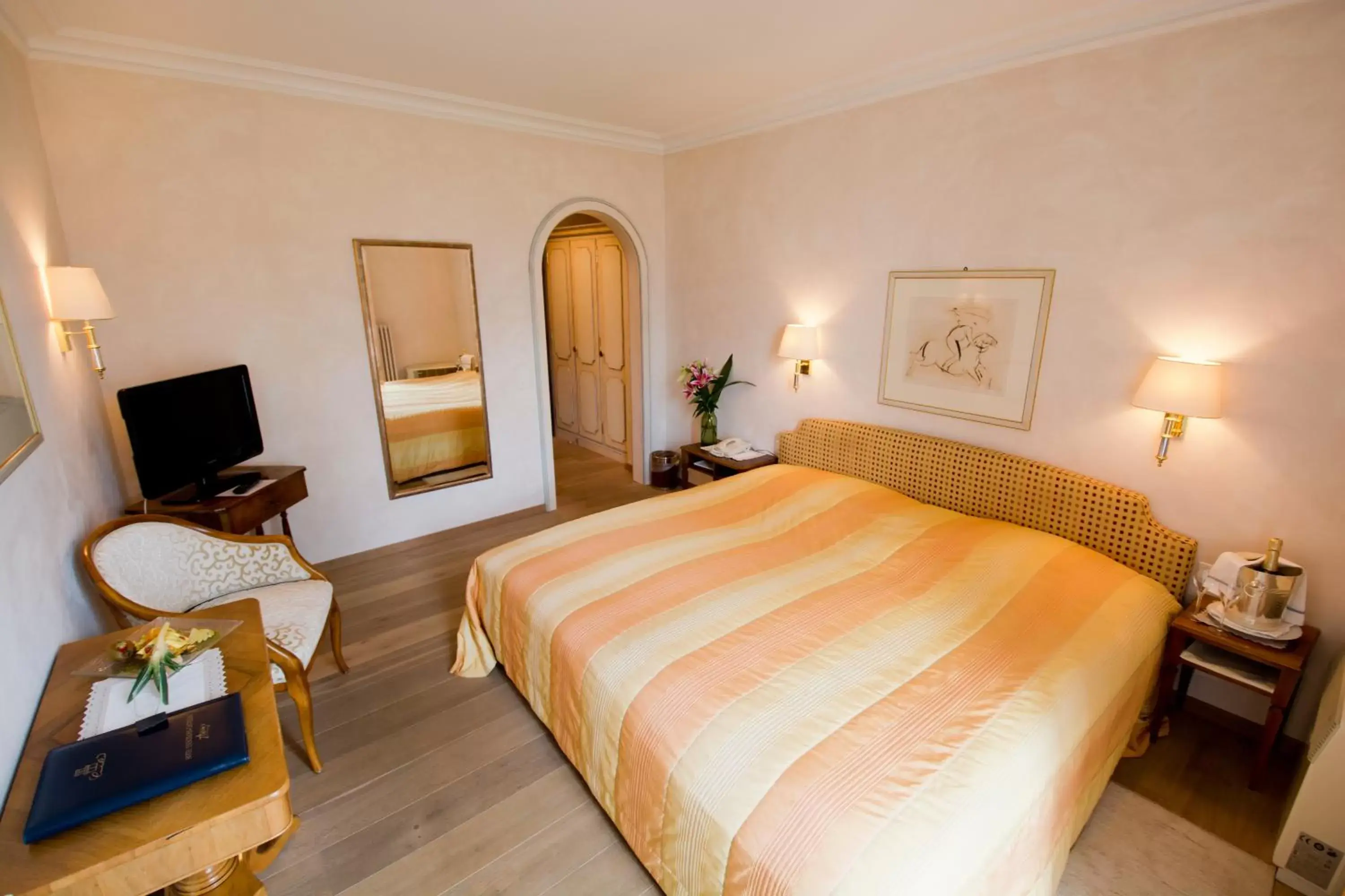 Photo of the whole room, Bed in Romantik Hotel Castello Seeschloss