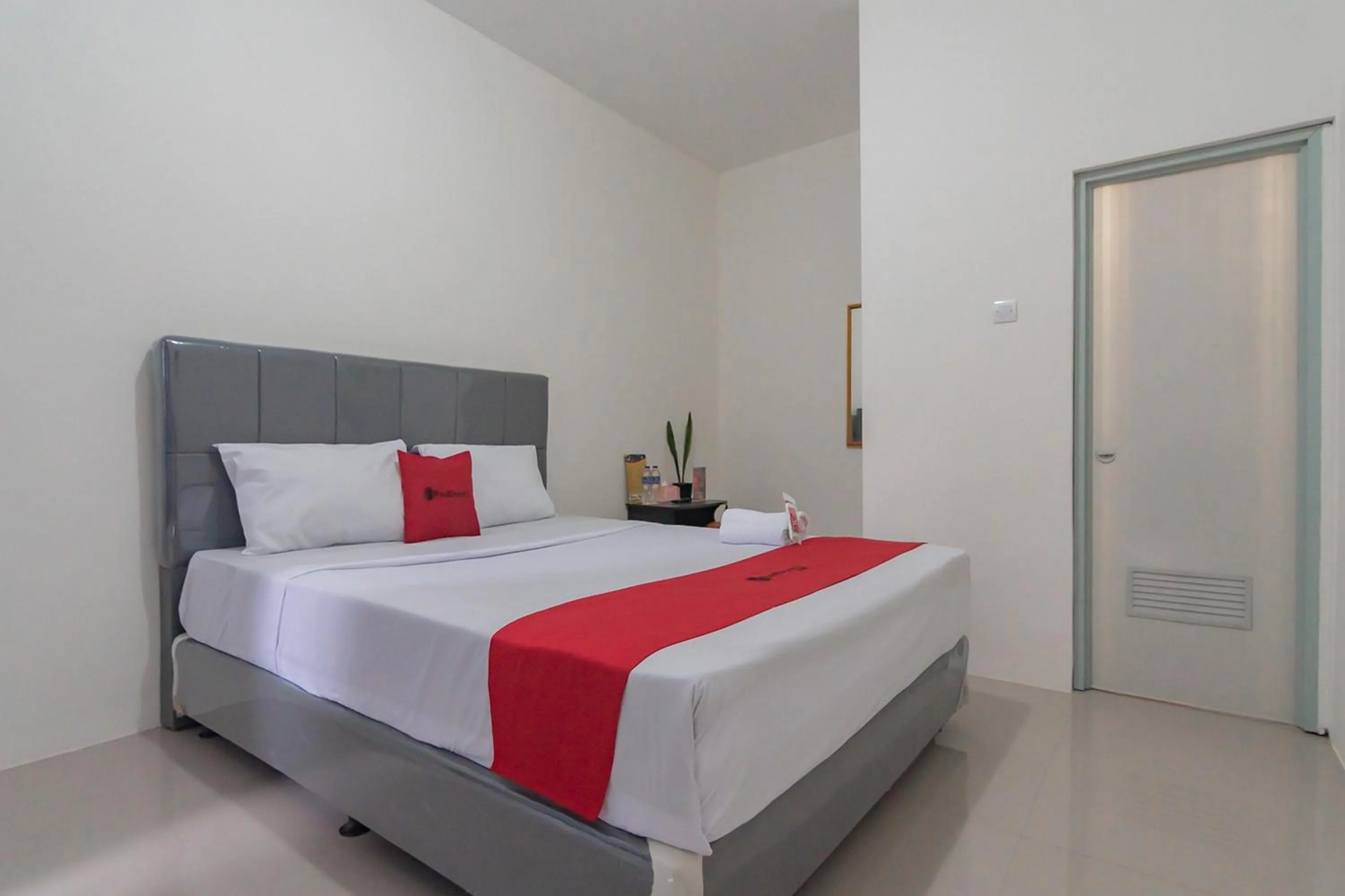 Bedroom, Bed in RedDoorz near Happy Farm Ciwidey