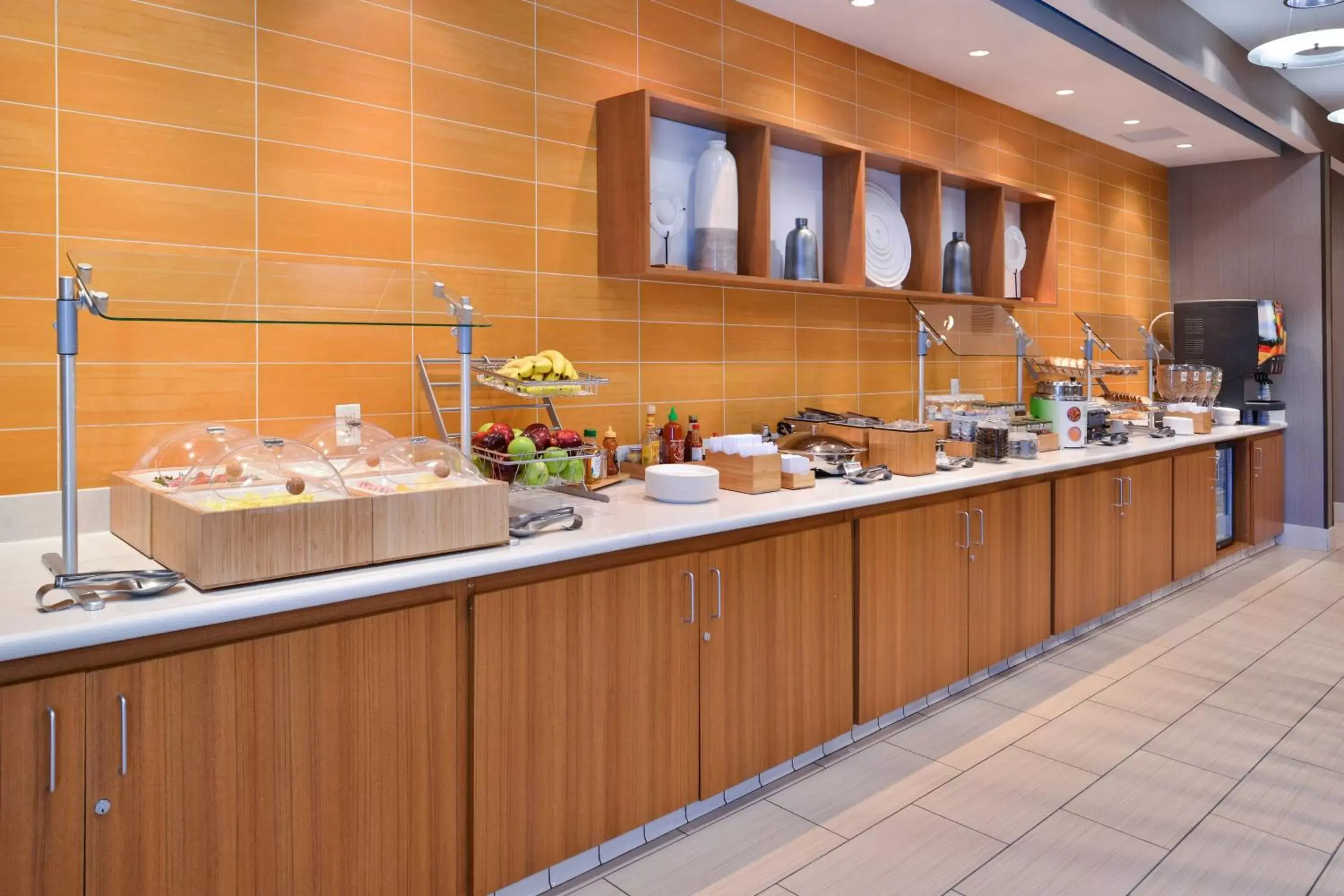 Breakfast, Restaurant/Places to Eat in SpringHill Suites Irvine John Wayne Airport / Orange County