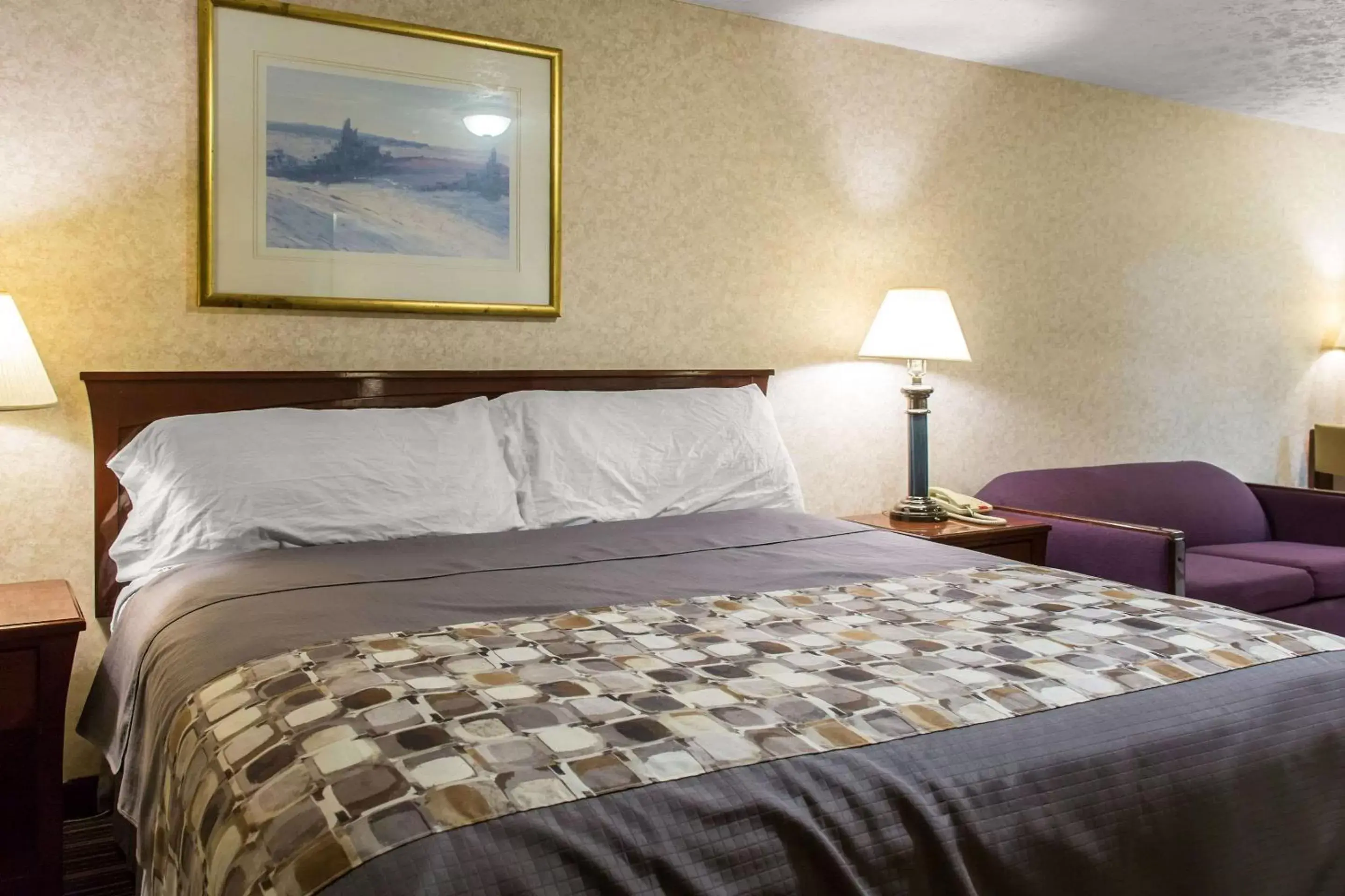 Photo of the whole room, Bed in Rodeway Inn & Suites Branford - Guilford