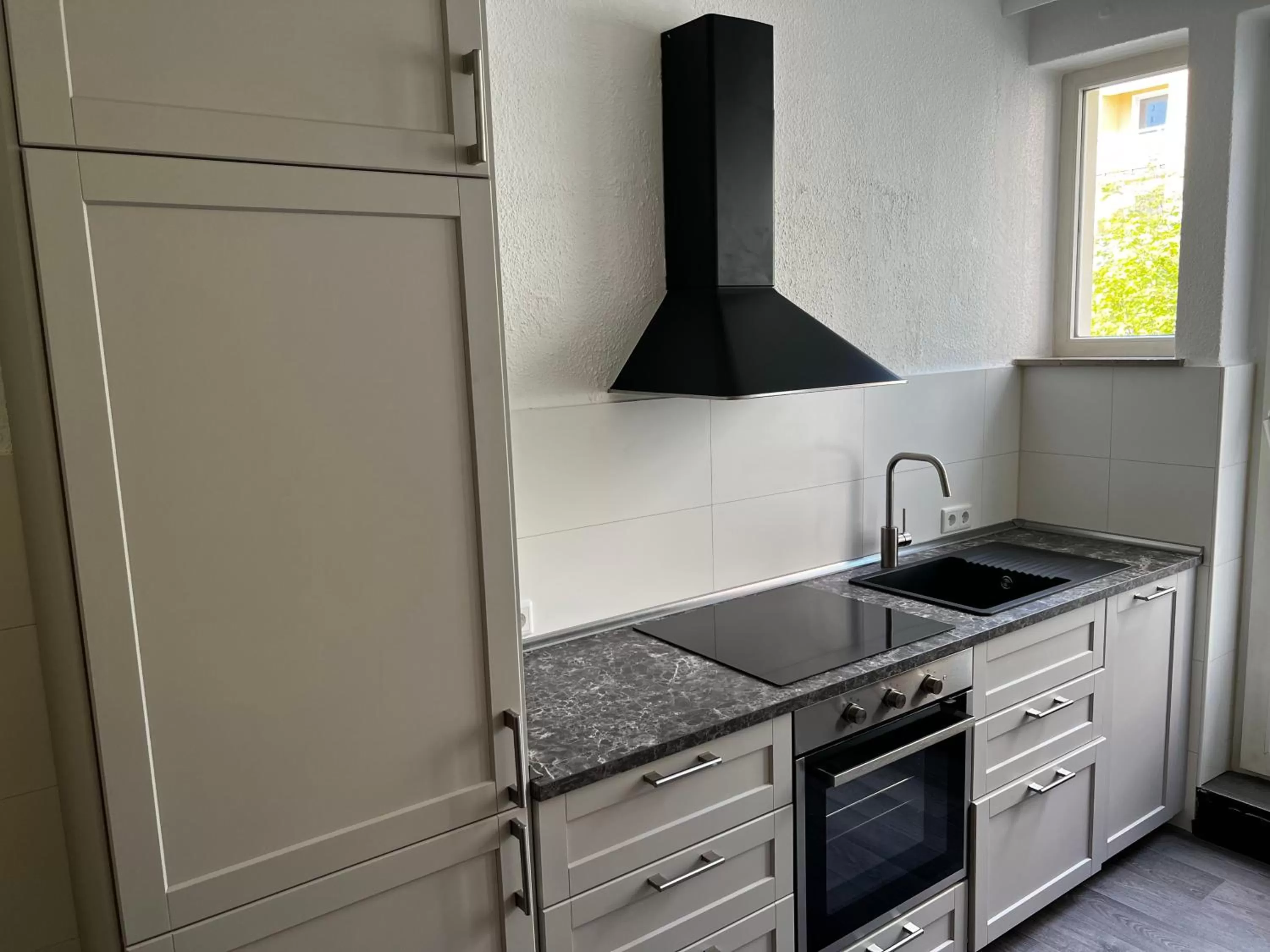 Kitchen or kitchenette in Hotel & Apartment Am Theaterplatz